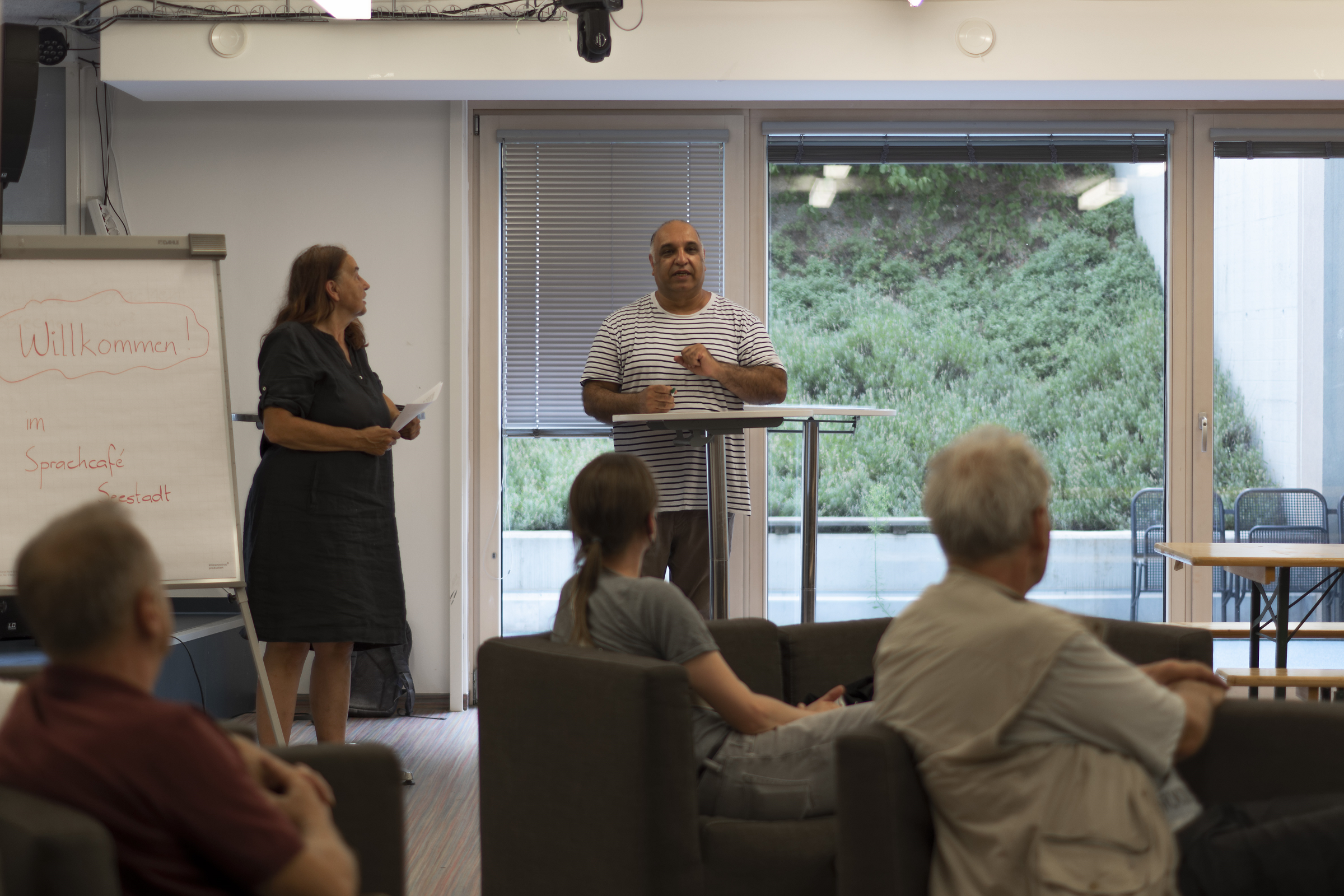 Zwei Menschen, die sich unterhalten