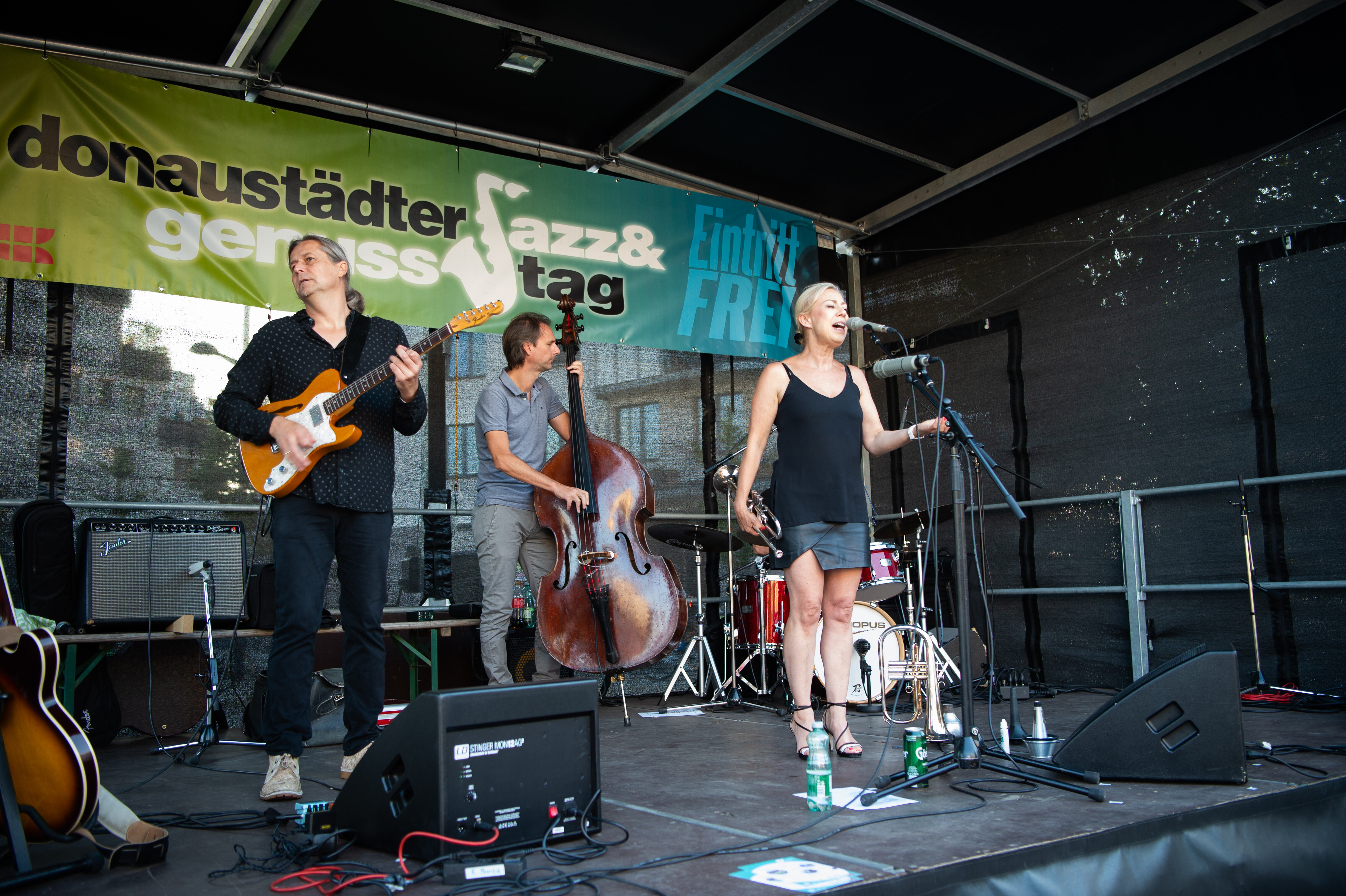 Eine Bühne auf der eine Band spielt