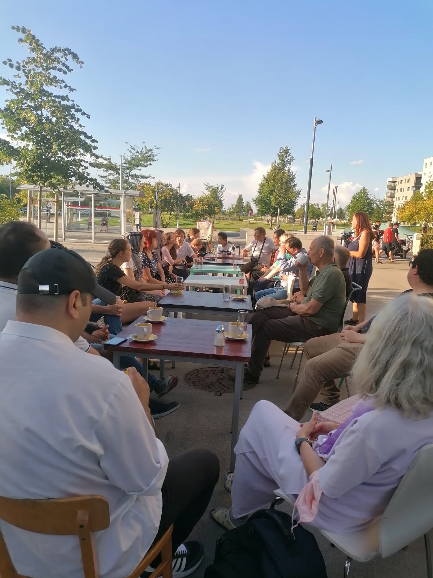 Tisch mit Menschen, die miteinander sprechen