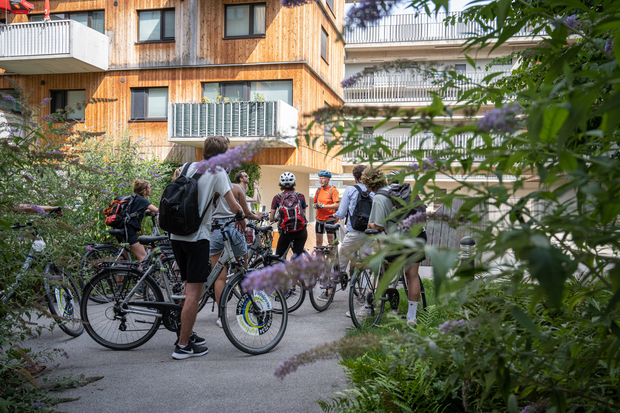 Gruppe mit Menschen und Fahrrädern