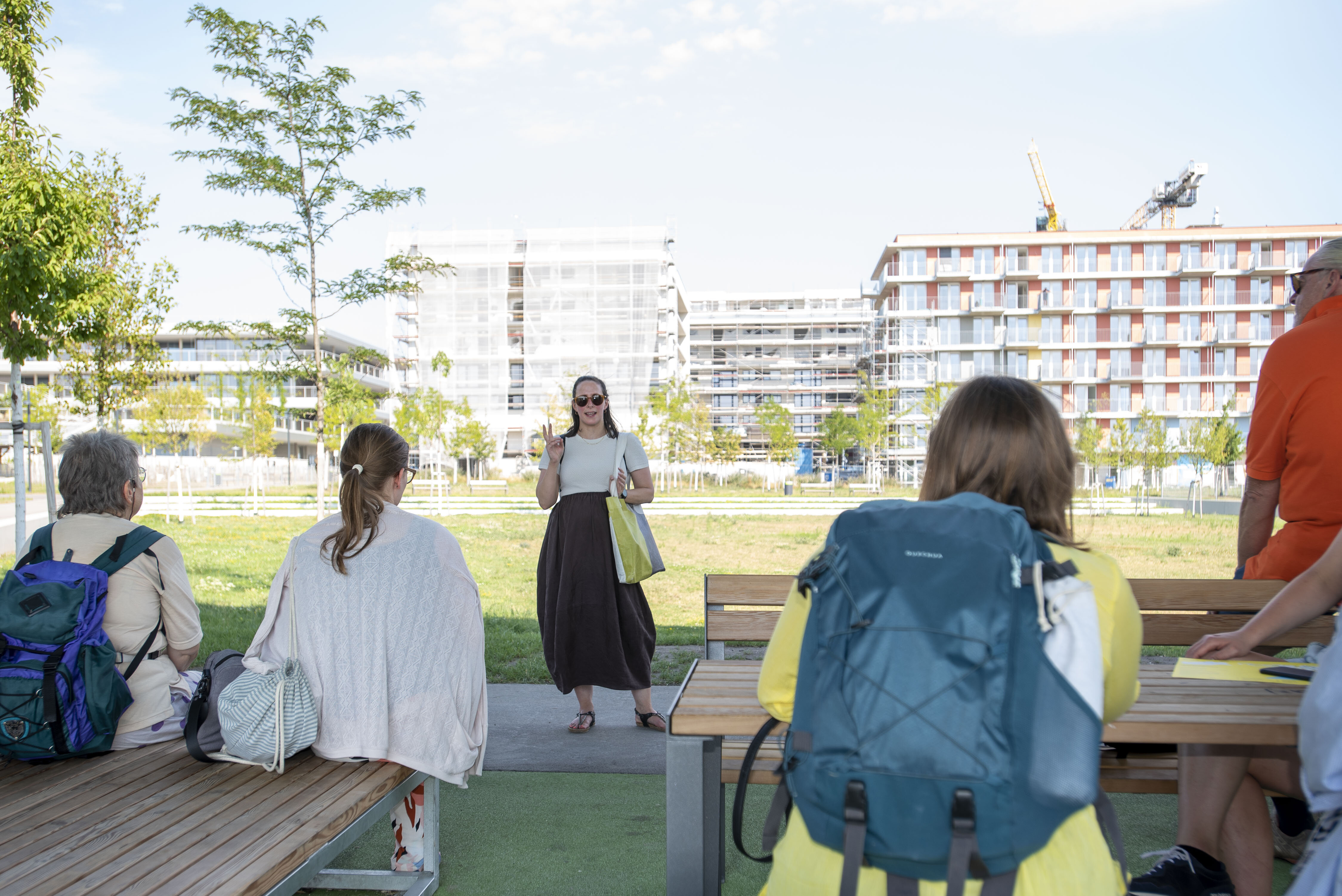 IBA Ausstellung Frau präsentiert