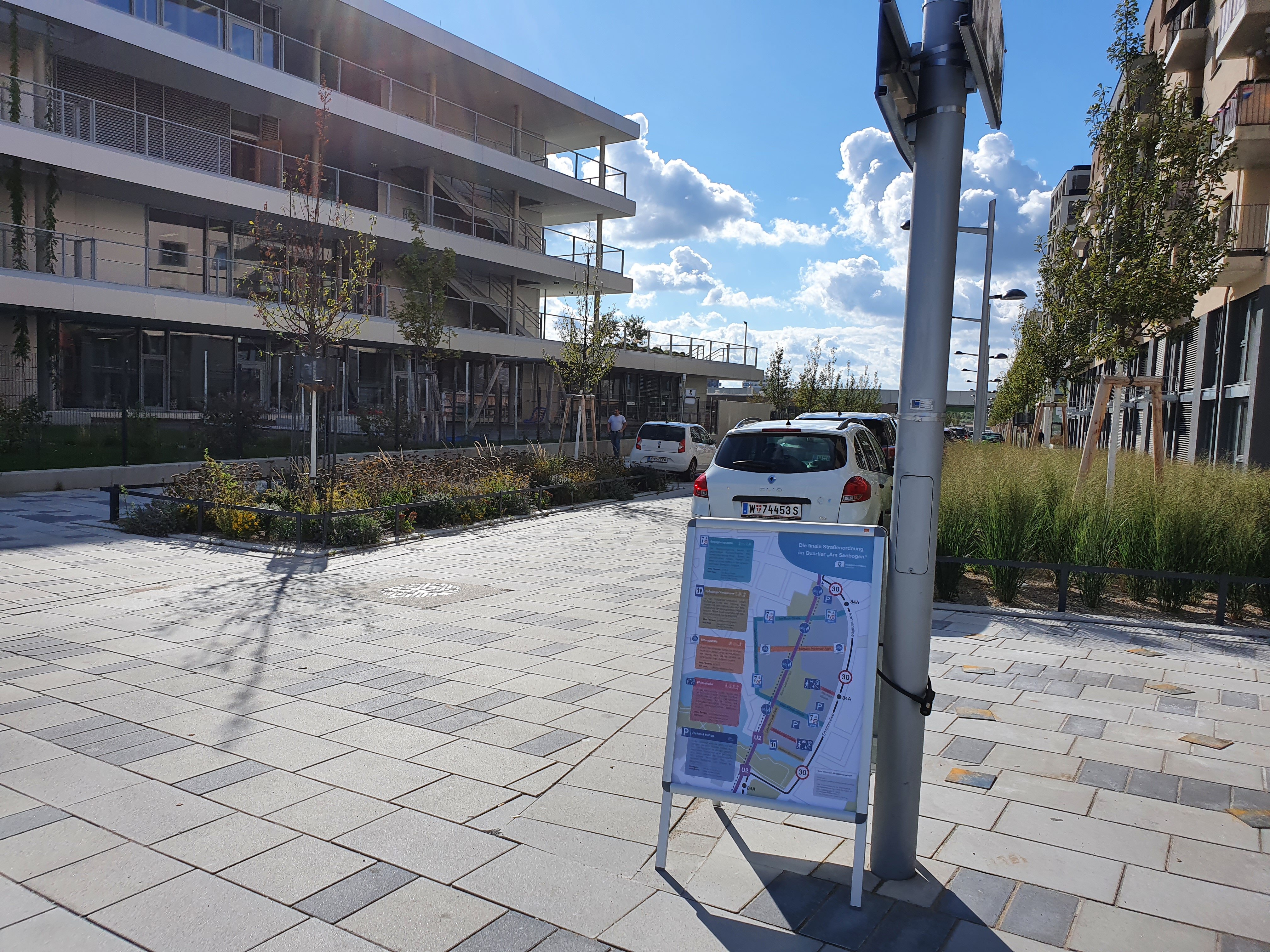 Ein Plakat mit Informationen zur Straßenordnung im Quartier am Seebogen.