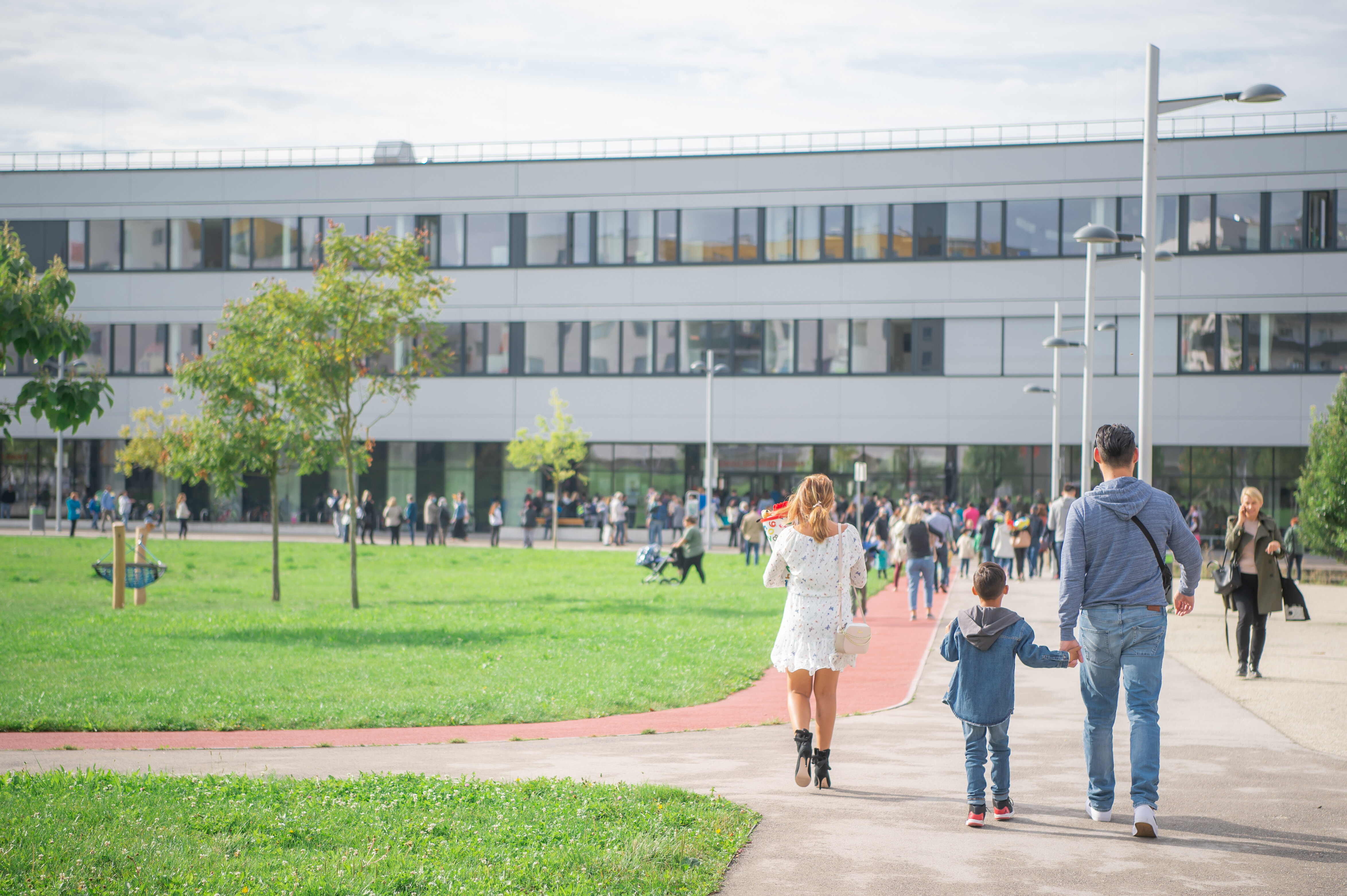 Kinder spielen am ersten Schultag vor dem Bildungscampus Seestadt