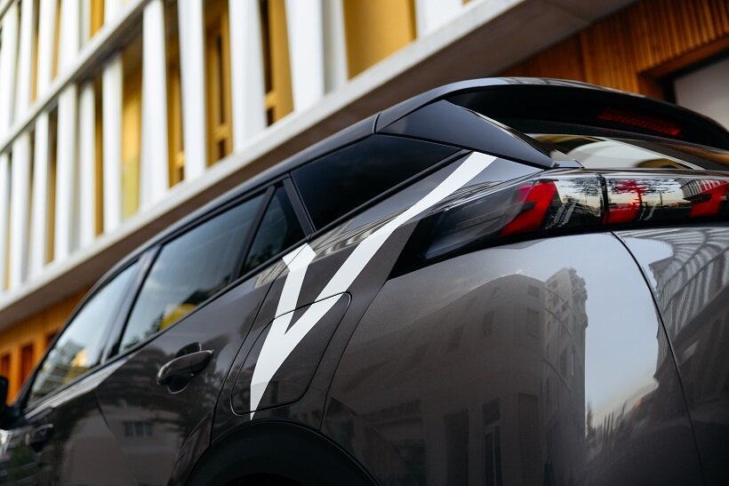 Ein Auto von SHARE NOW in naher Ansicht.