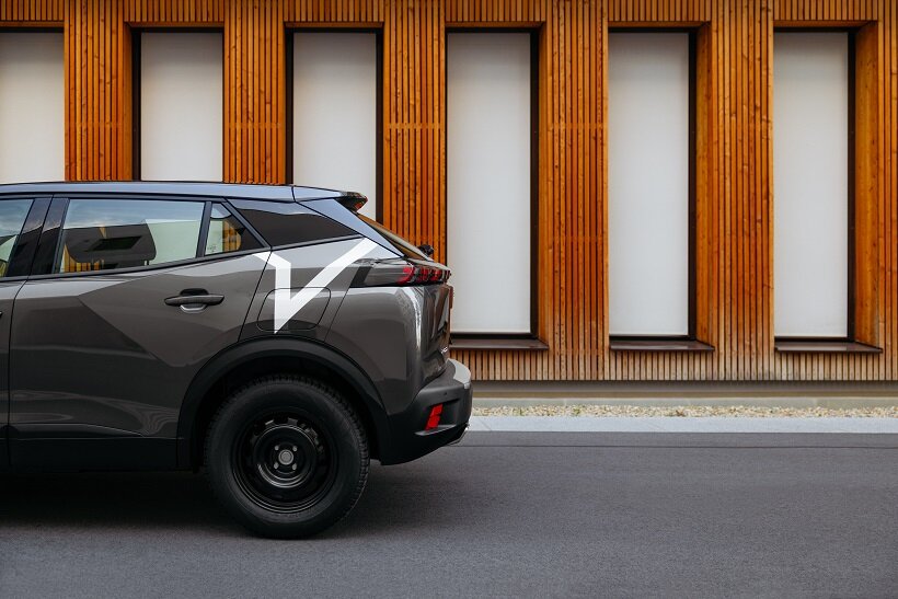 Ein Auto mit Share Now Branding.