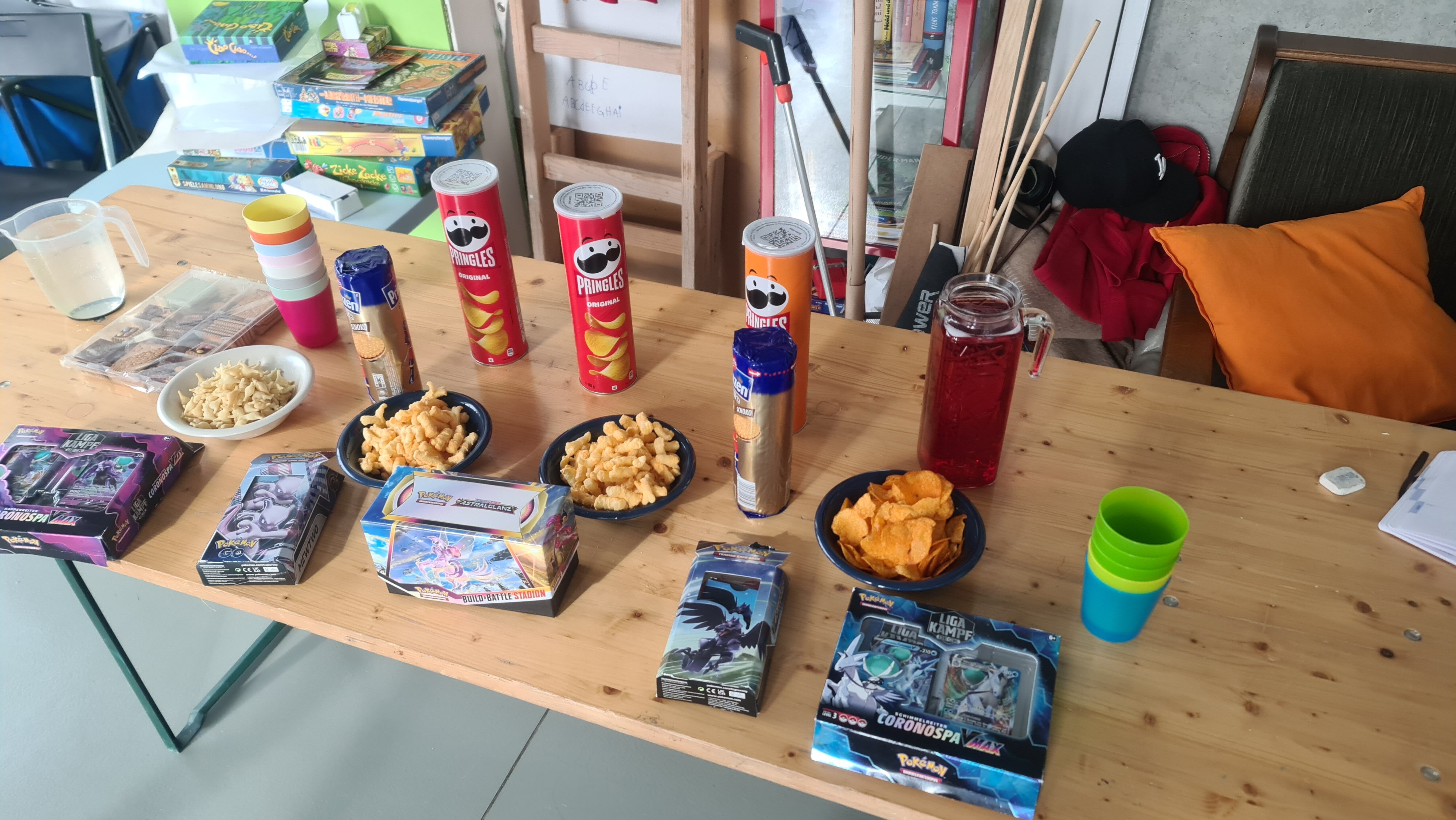 Ein kleines Buffett für Kinder ist auf einem Tisch vorbereitet