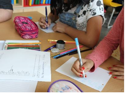 Ein Tisch mit lernenden Kindern