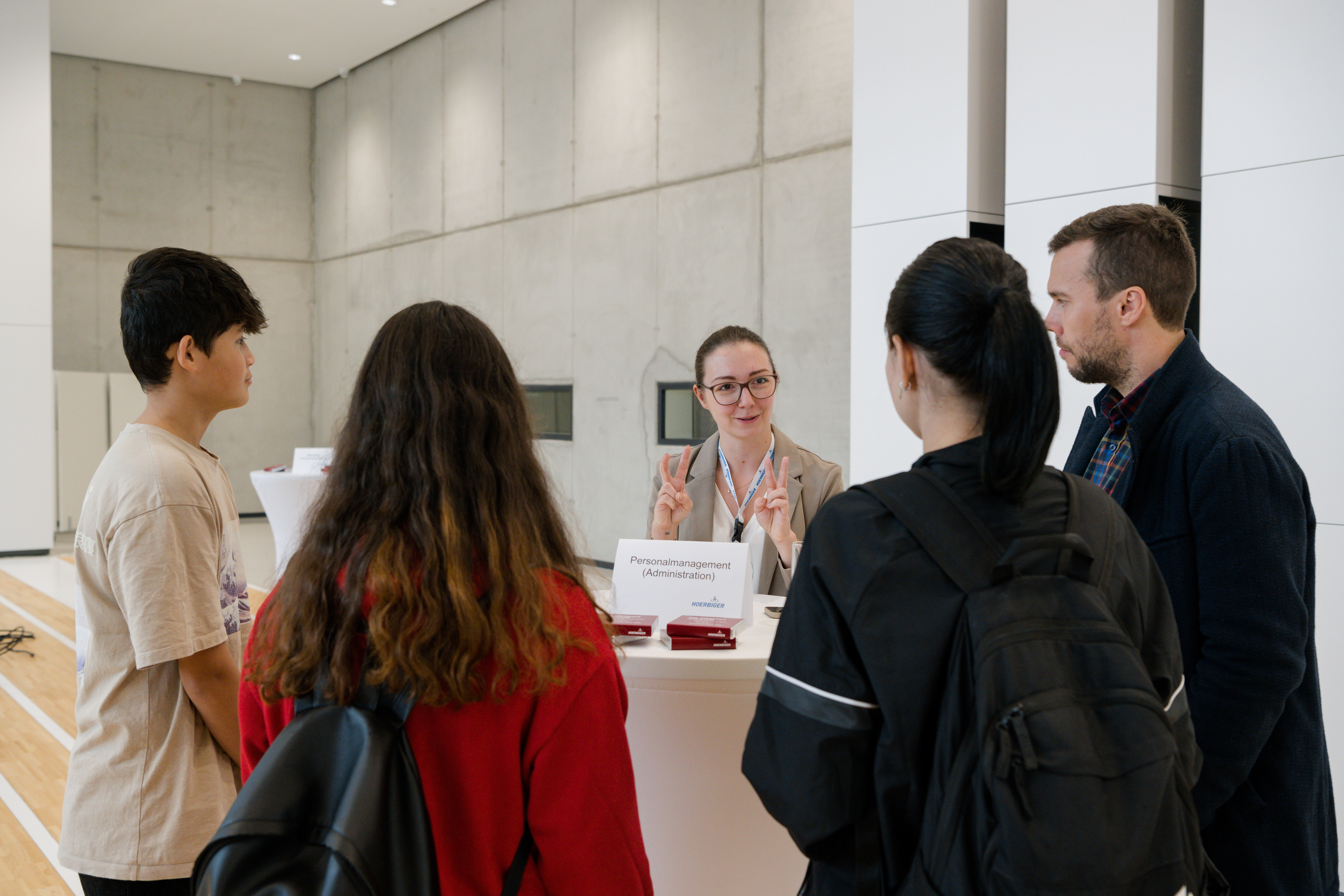 Eine Mitarbeiterin von Hörbiger erzählt Jugendlichen von ihrer Arbeit.