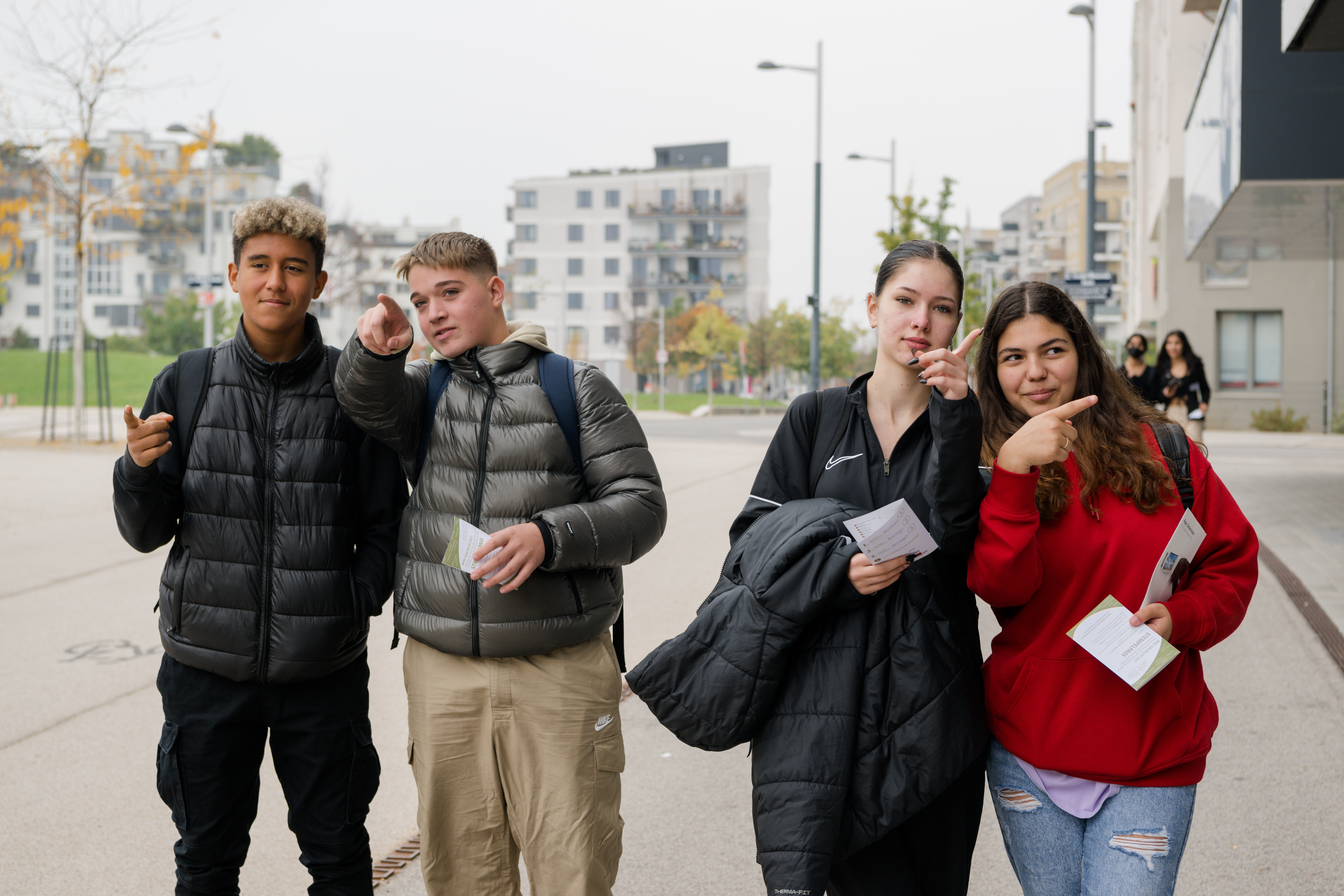 4 Jugendliche bei der Berufe-Tour