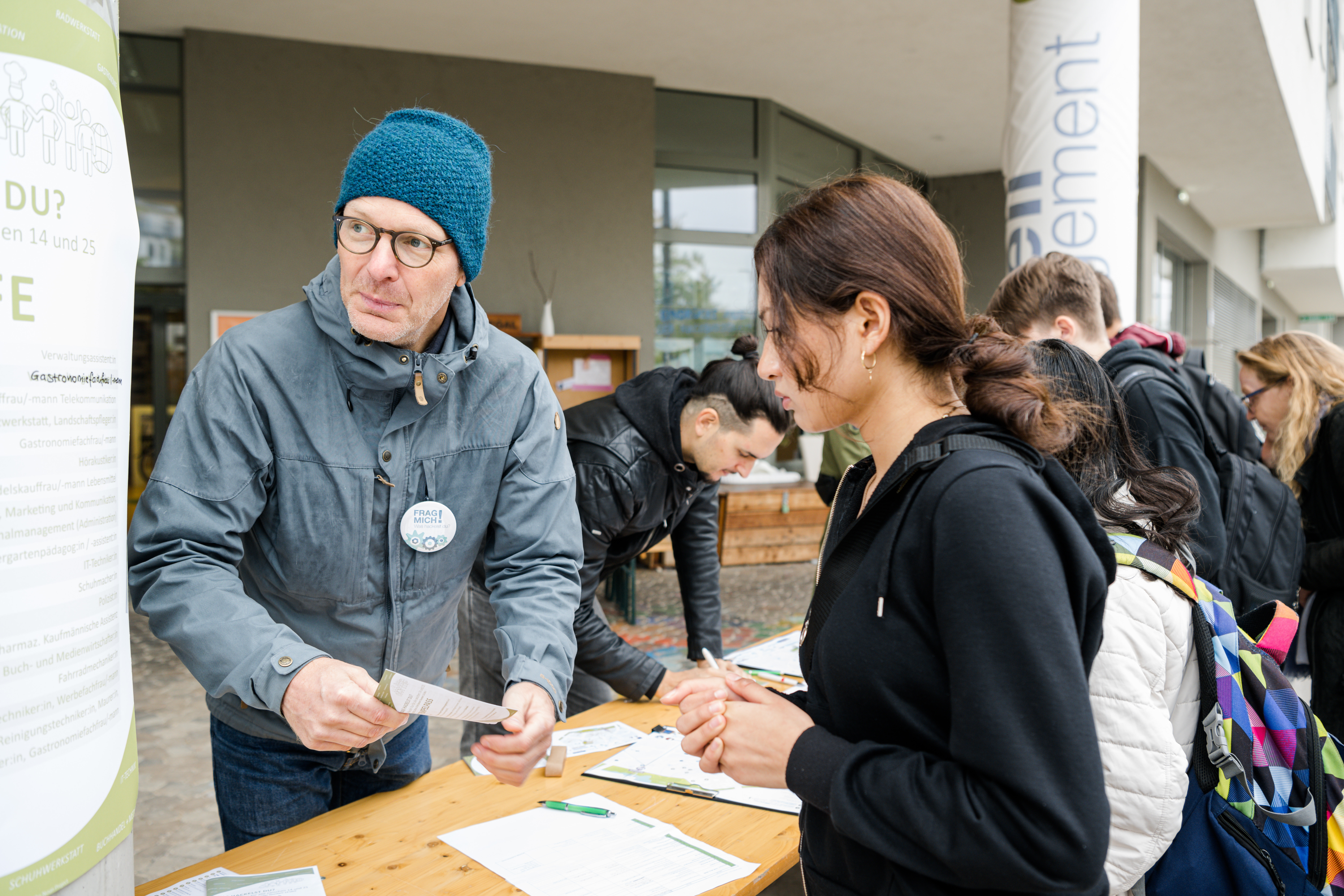Ein Mann erklärt Jugendlichen die Berufe-Tour