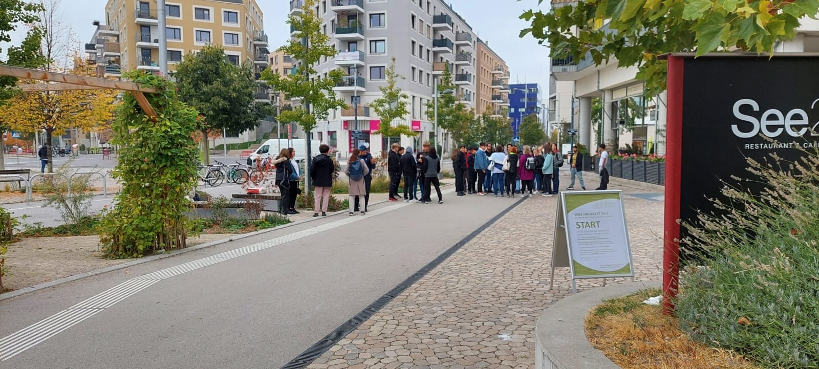 Jugendliche stehen vor Stadtteilmanagement herum.