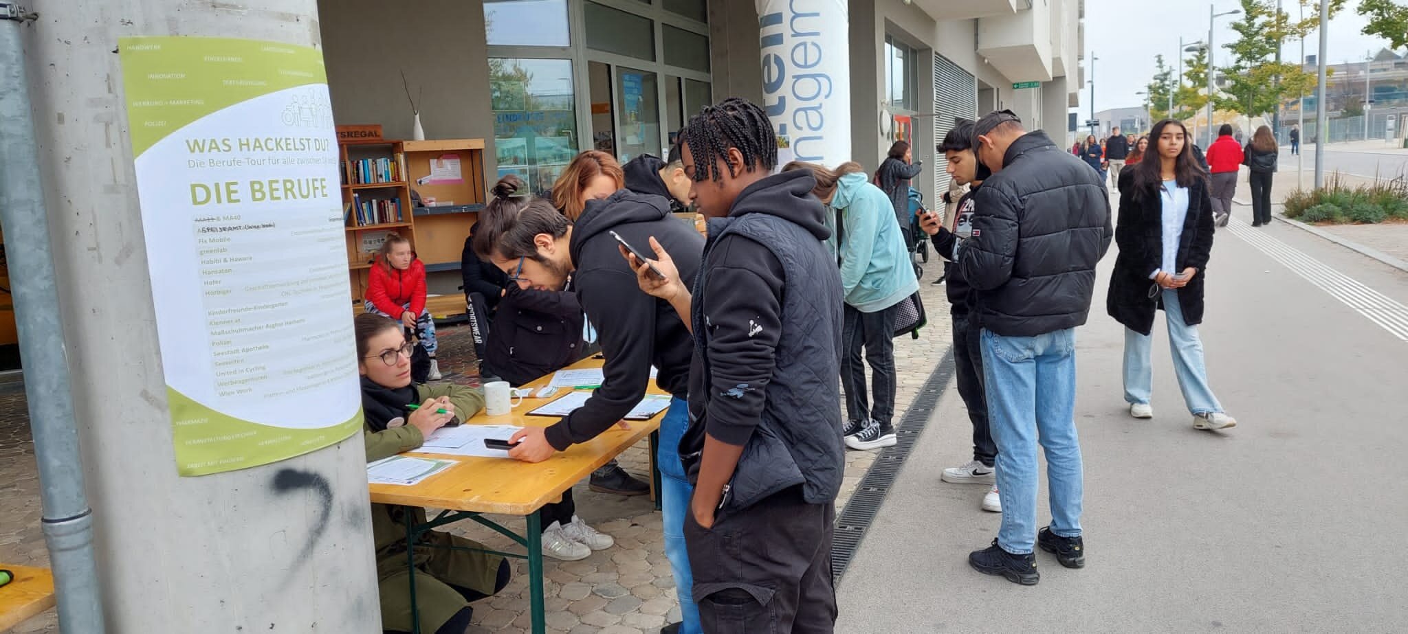 jugendliche stehen vor dem Stadtteilmanagement