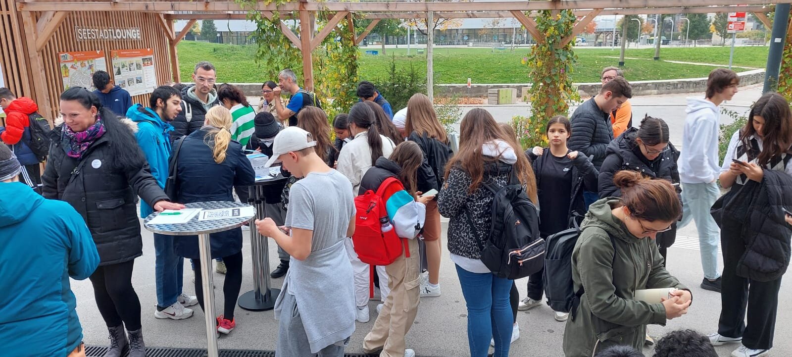 Jugendliche nehmen an Berufetour teil