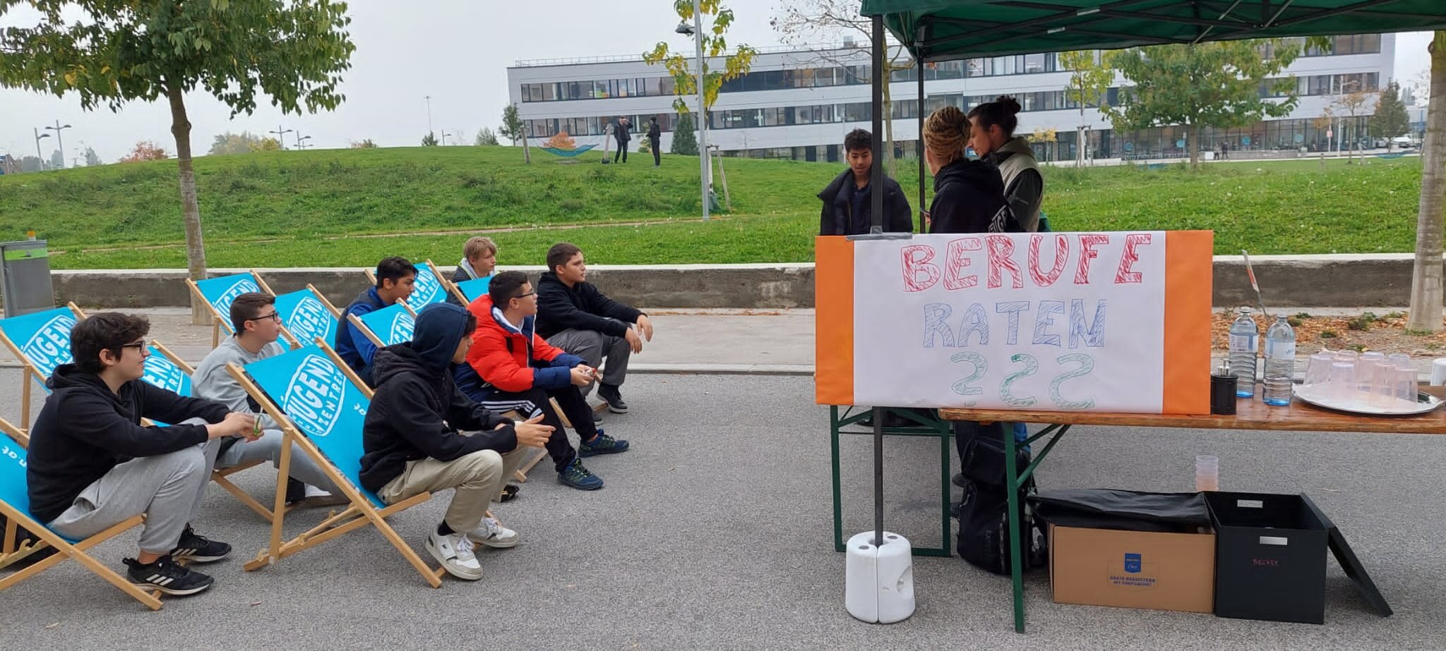 Jugendliche raten Berufe vor dem Stadtteilmanagement.