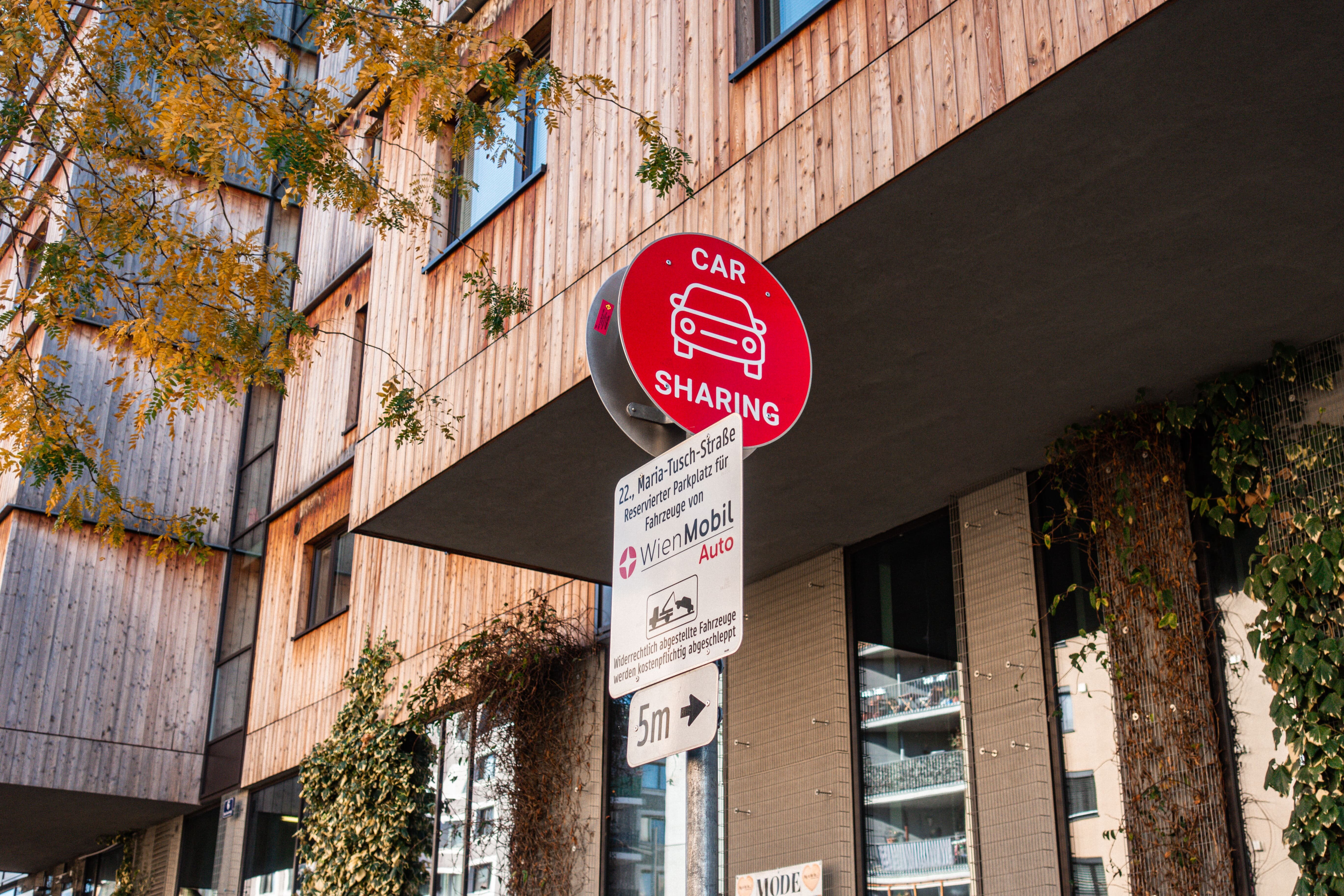 Parkschilder an Straßenecke zum Thema Carsharing