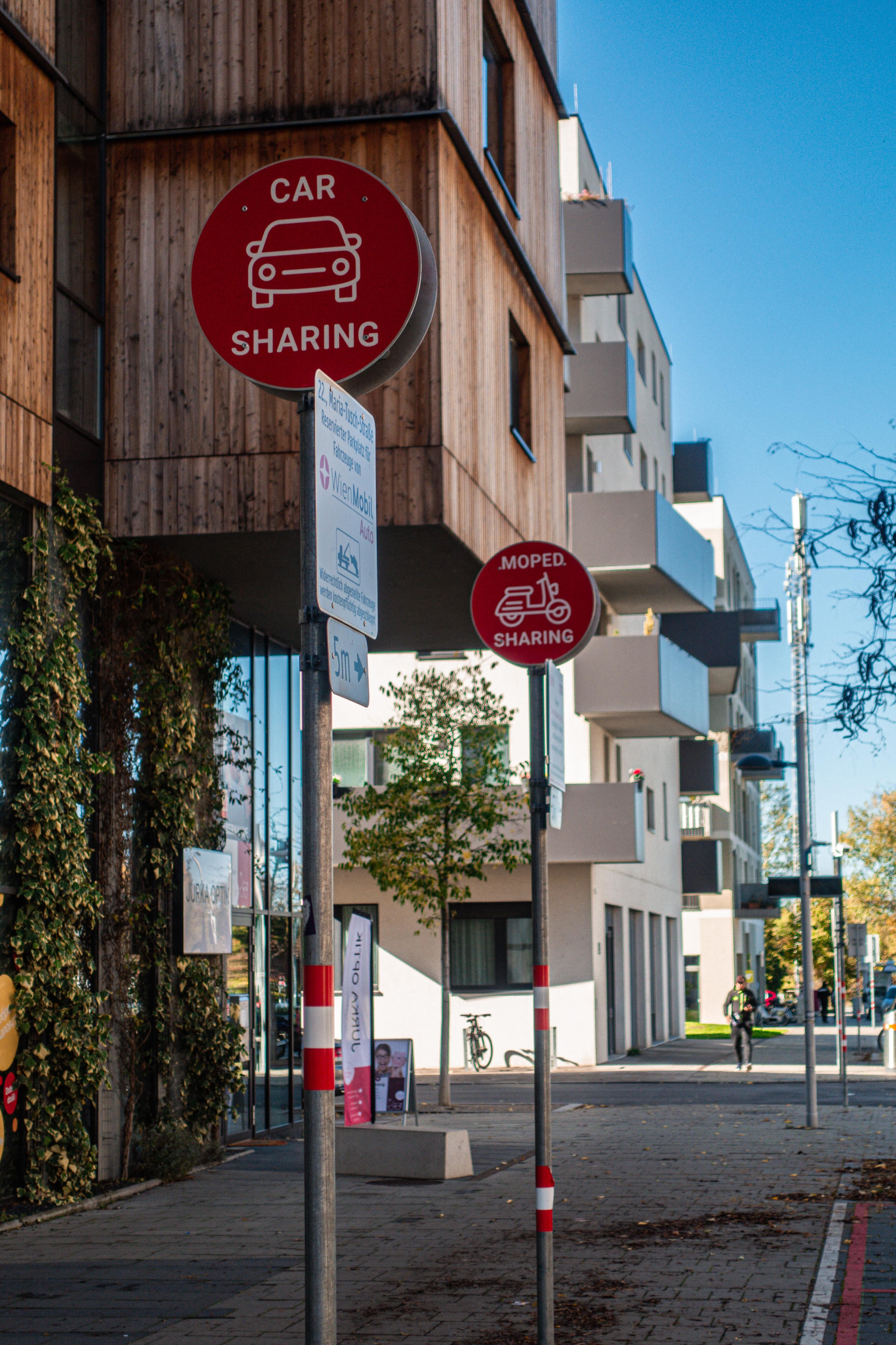 Parkschilder an Straßenecke zum Thema Carsharing