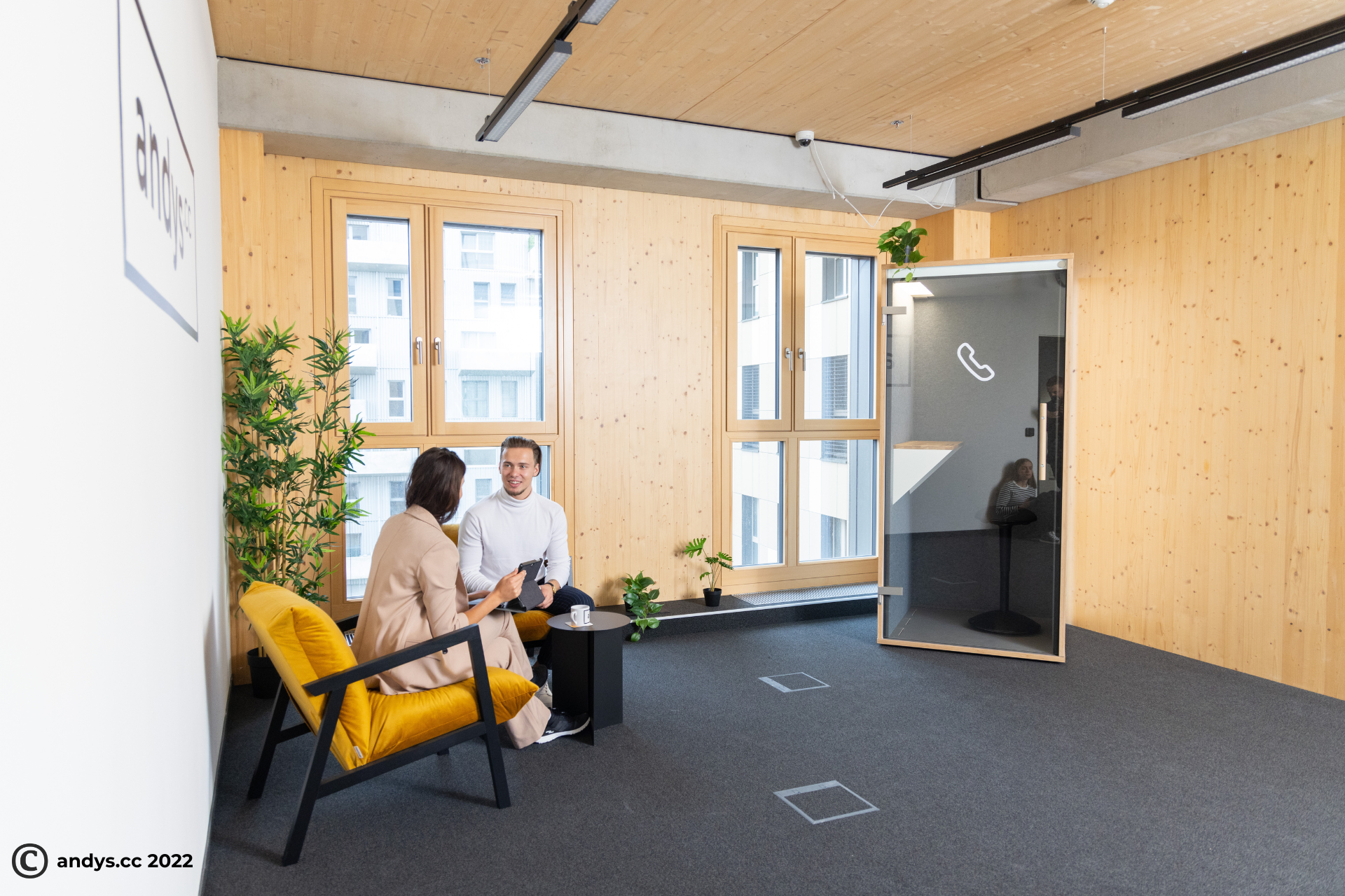 Man und Frau im Gespräch in einem hellen Raum