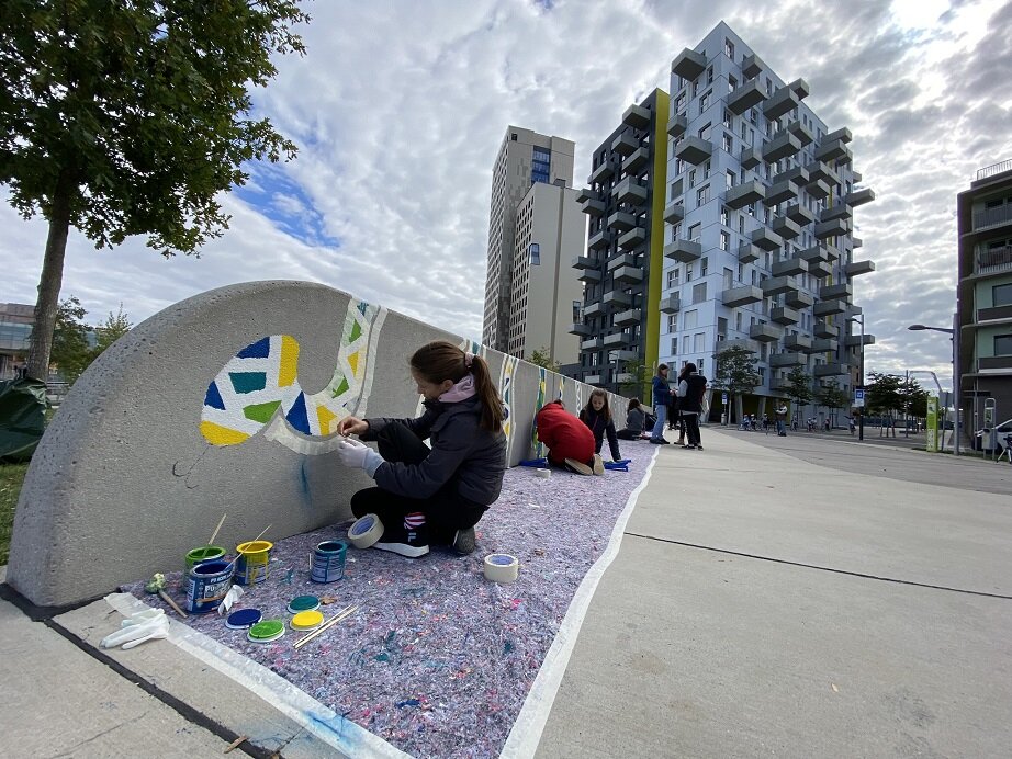 Kinder bemalen eine niedrige Mauer