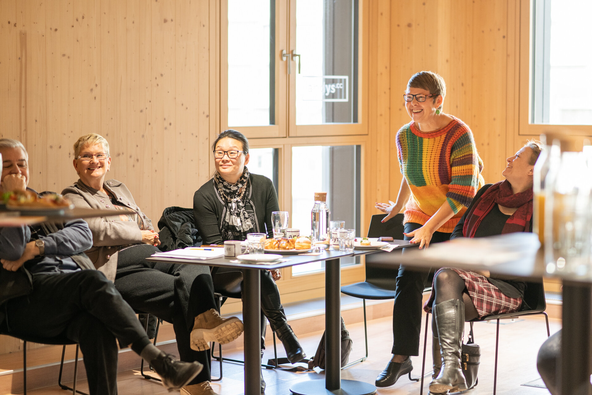 Menschen sitzen in einer Runde zusammen