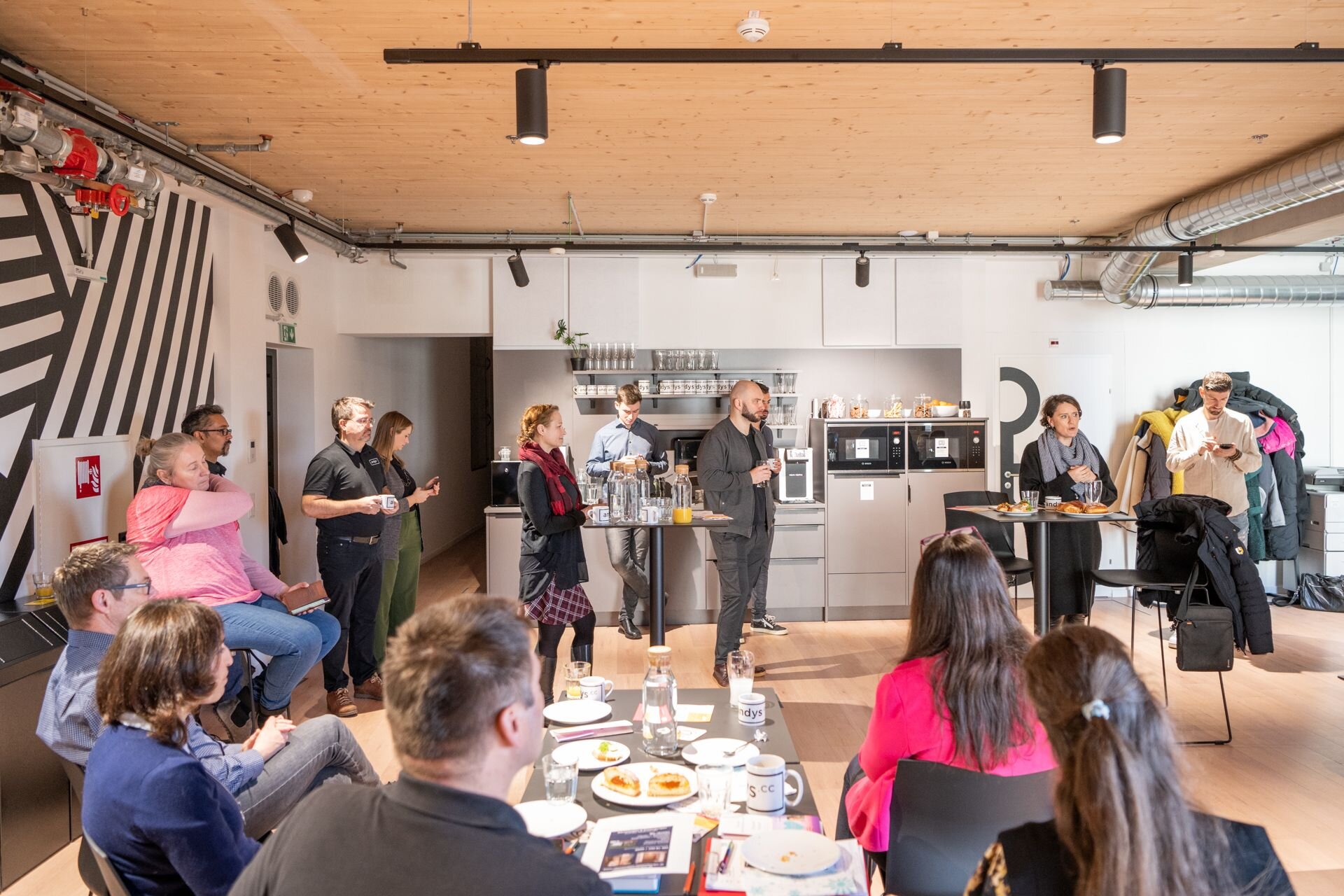 Menschen stehen in der Runde in der Küche vom andys.cc