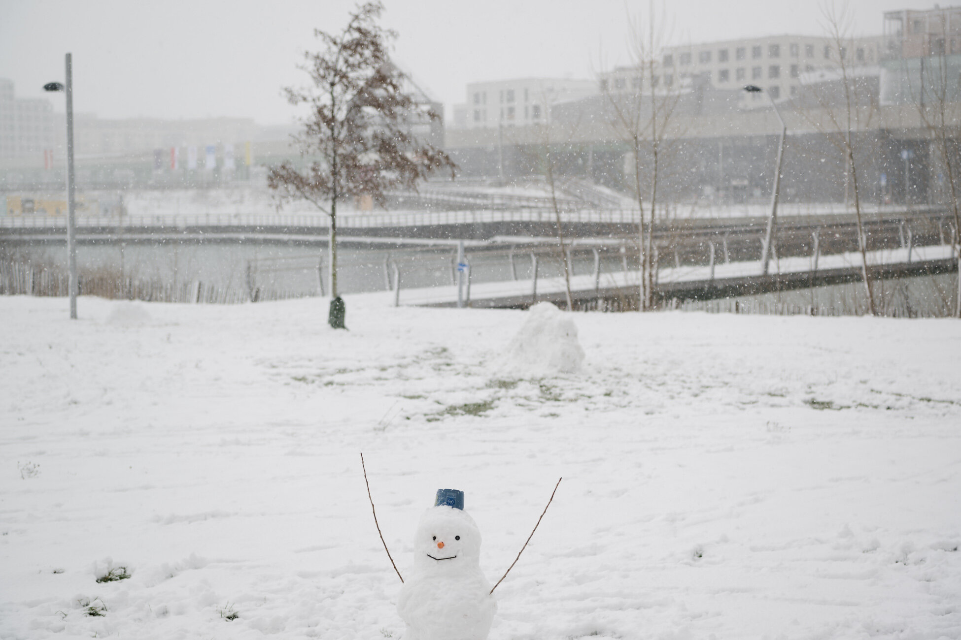Schneemann vor dem See