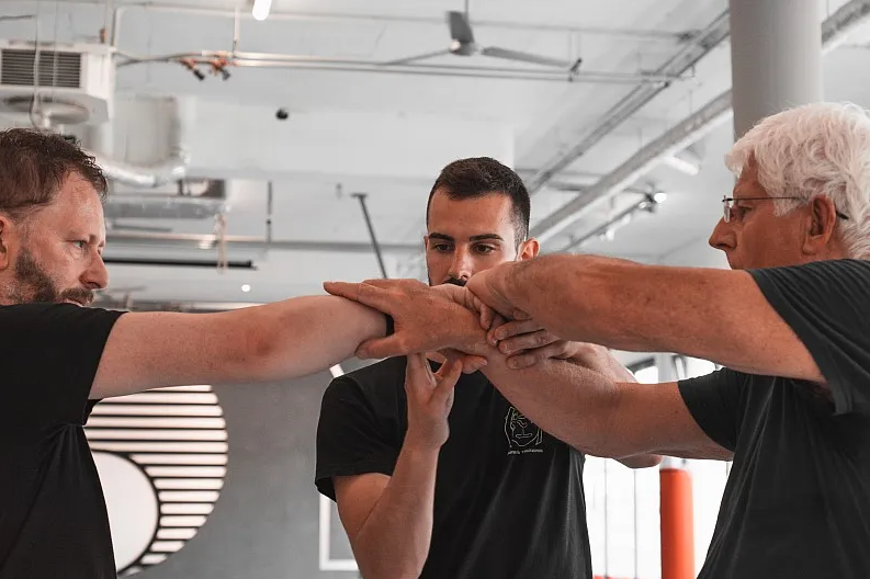 Menschen die ein Training absolvieren und eine bestimmte Technik lernen