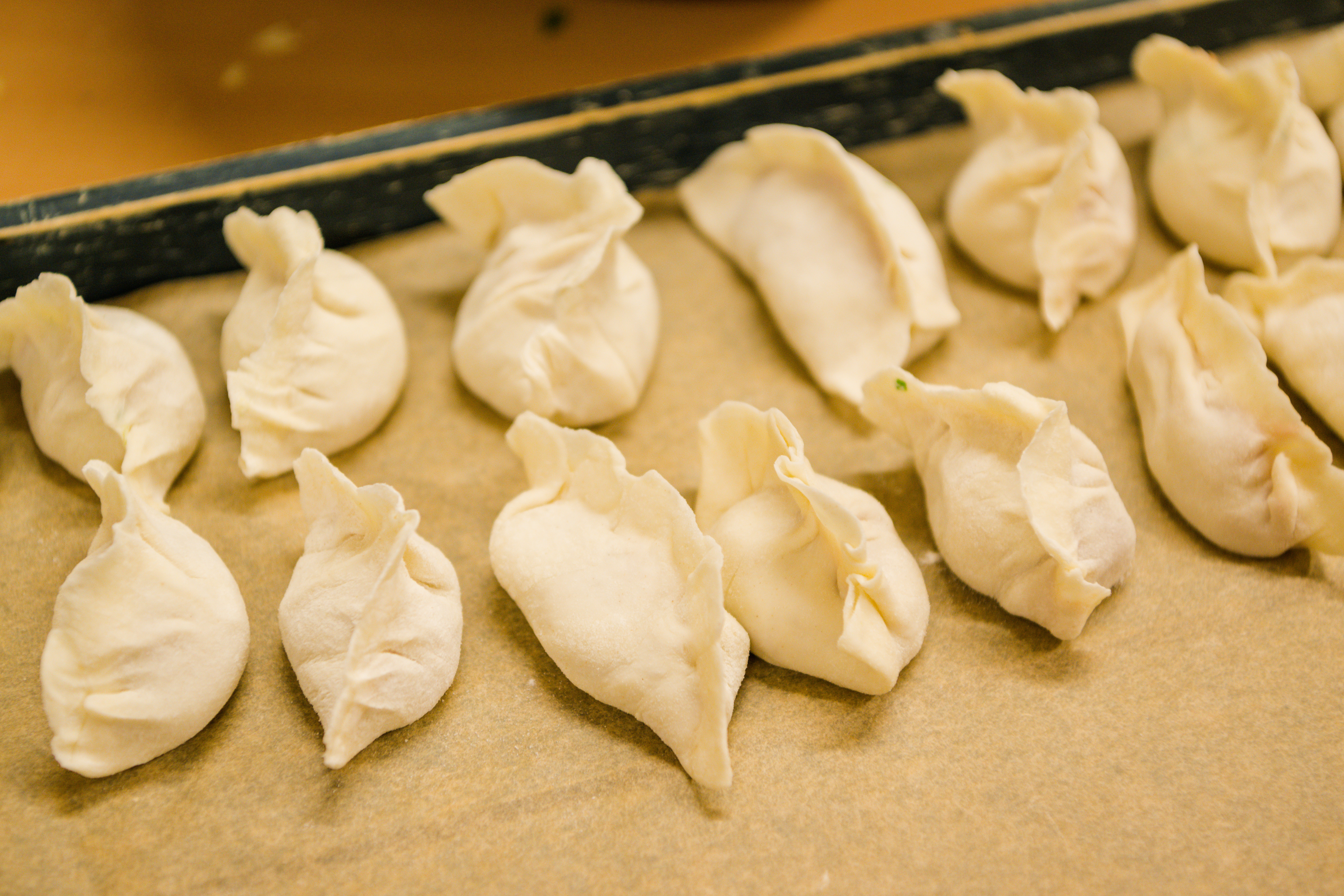 Fertige Teigtascherl liegen auf einem Blech