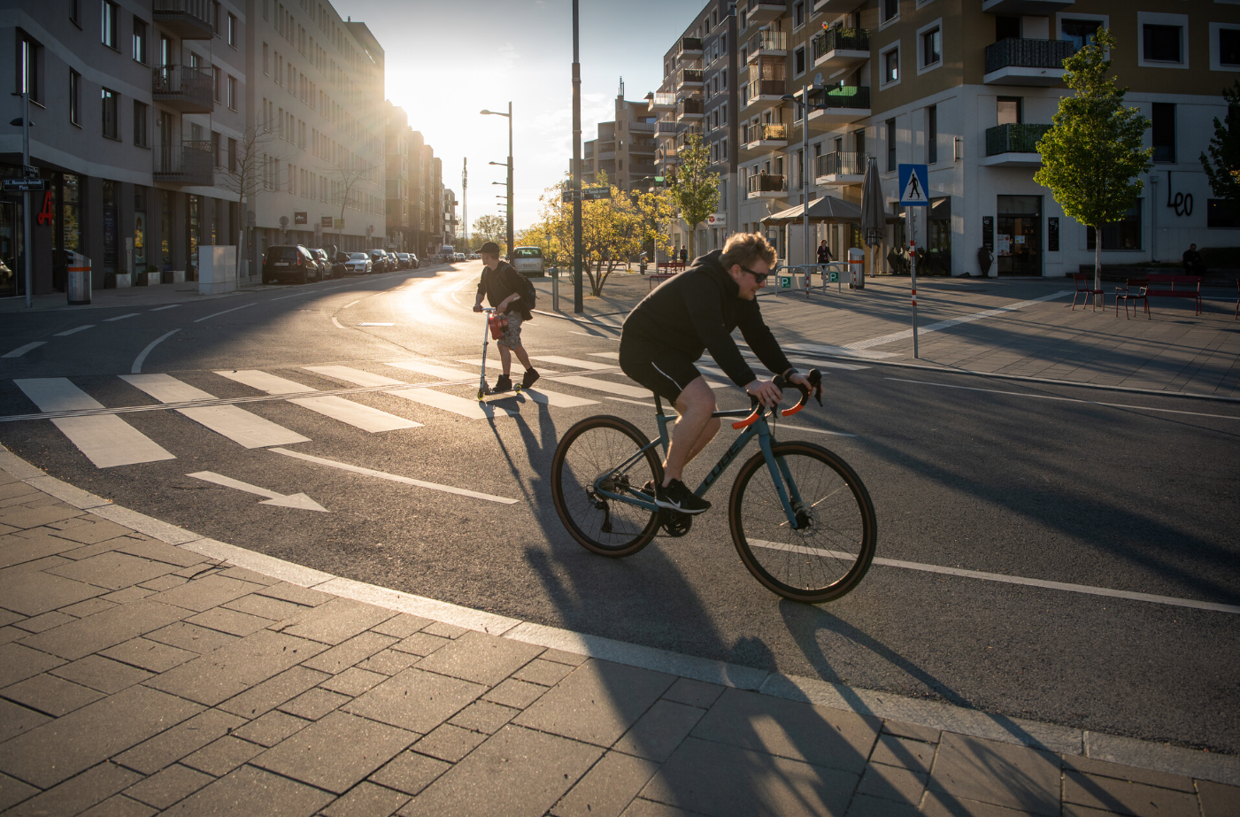 ein Radfahrer auf der Straße. Sonnenuntergang im Hintergrund