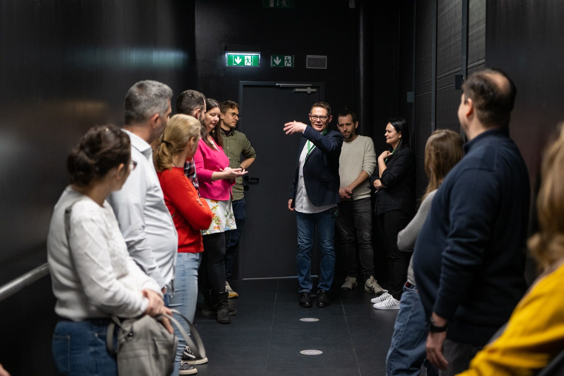 Menschen beim Notausgang