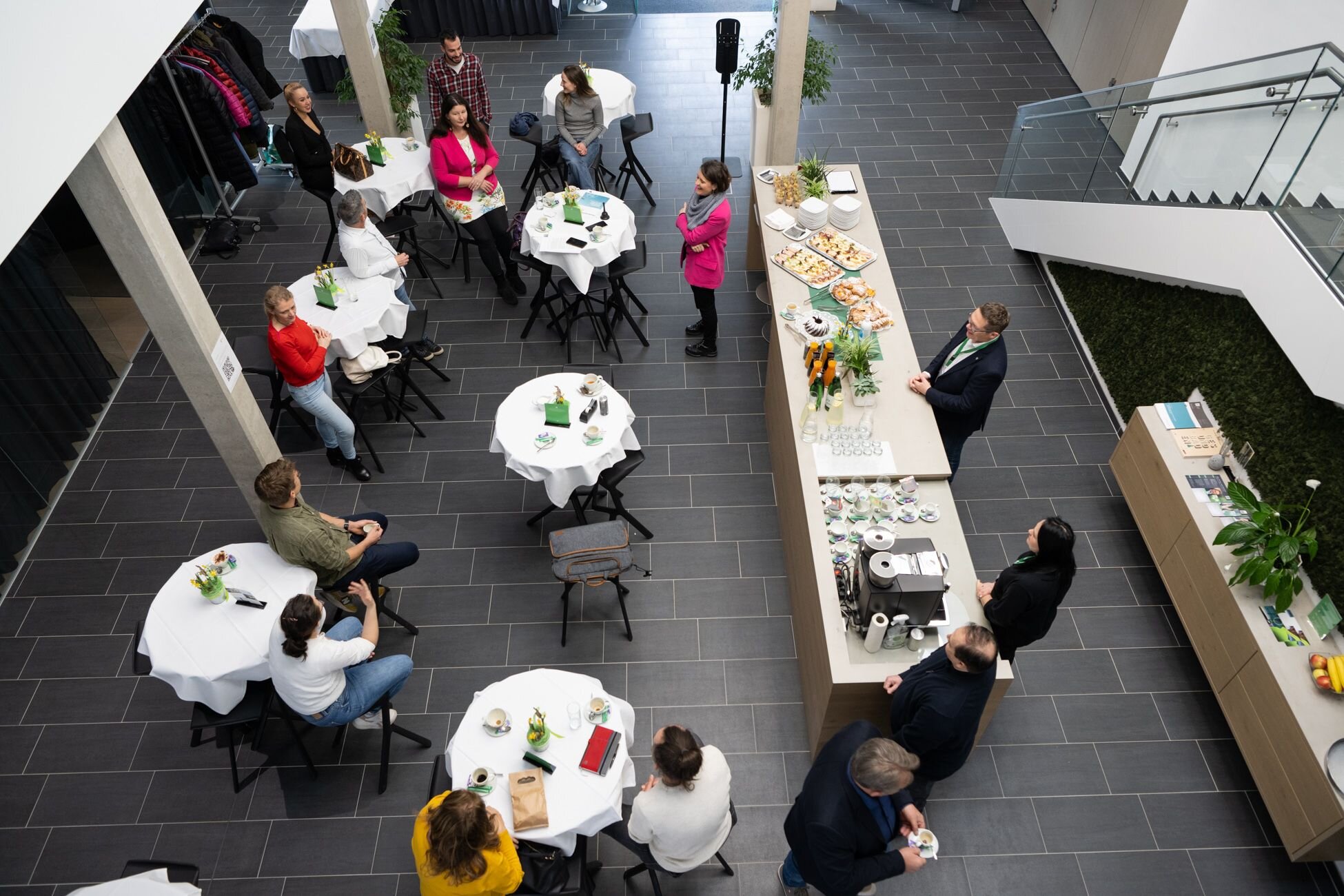 Blick von oben auf Menschen und ein Buffet