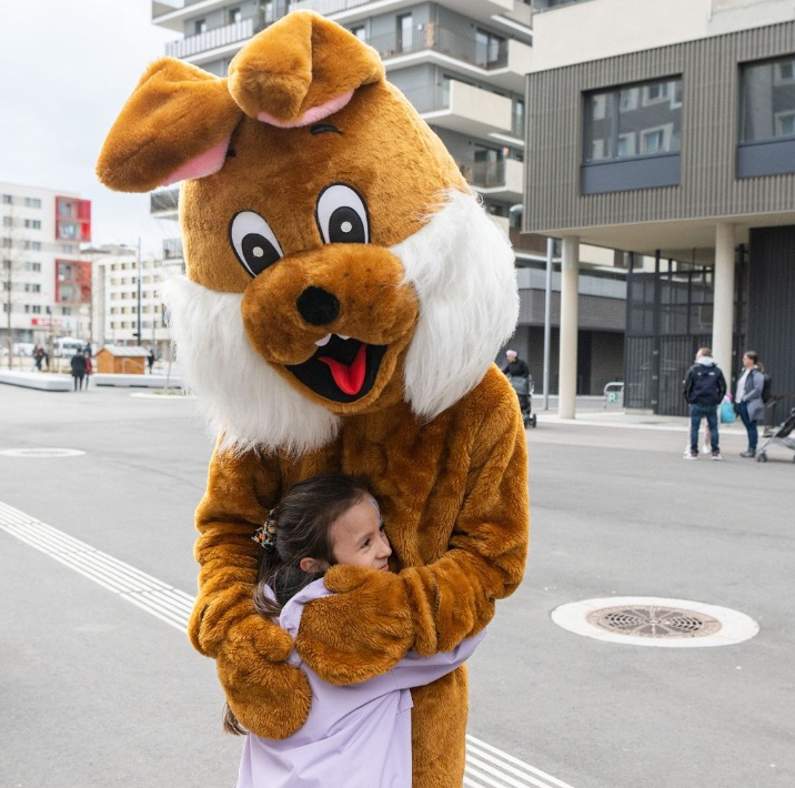 ein Osterhase umarmt ein Kind