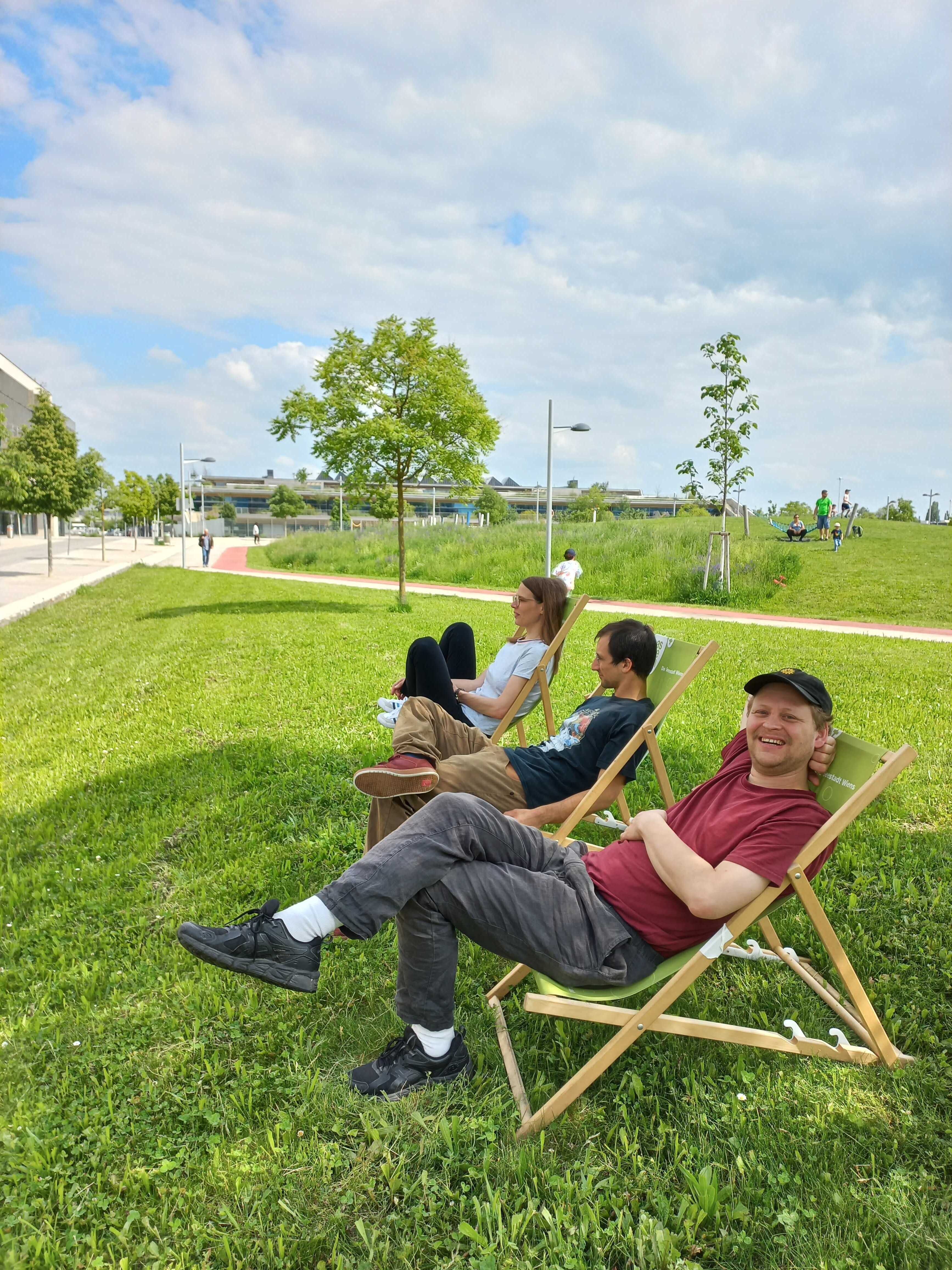 Menschen sitzen auf Liegen