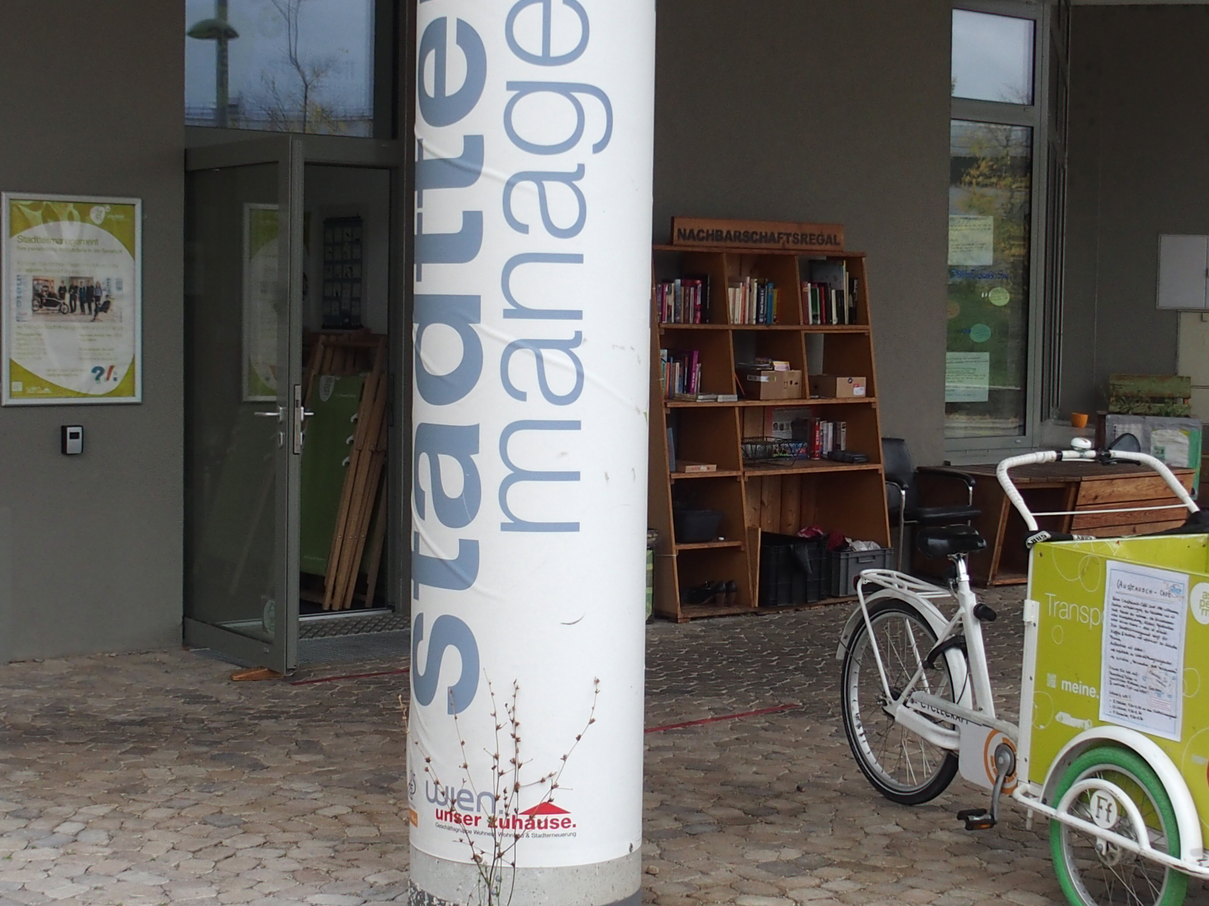 Eingang des Stadtteilmanagements mit einem Lastenrad davor.