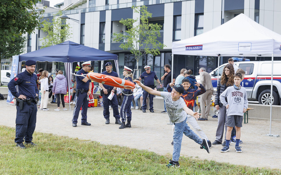 Ein Junge wirft einen Rettungsring