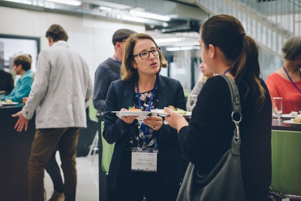 Menschen unterhalten sich