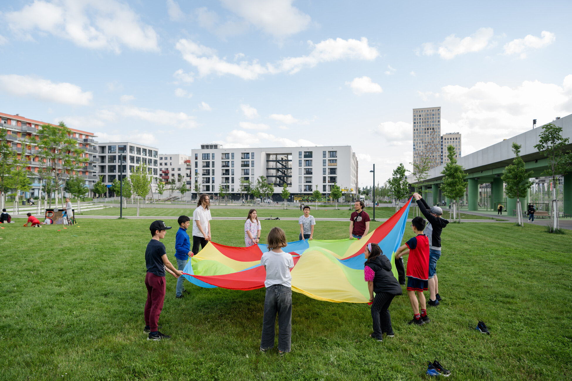 Kinder spielen mit Schwungtuch