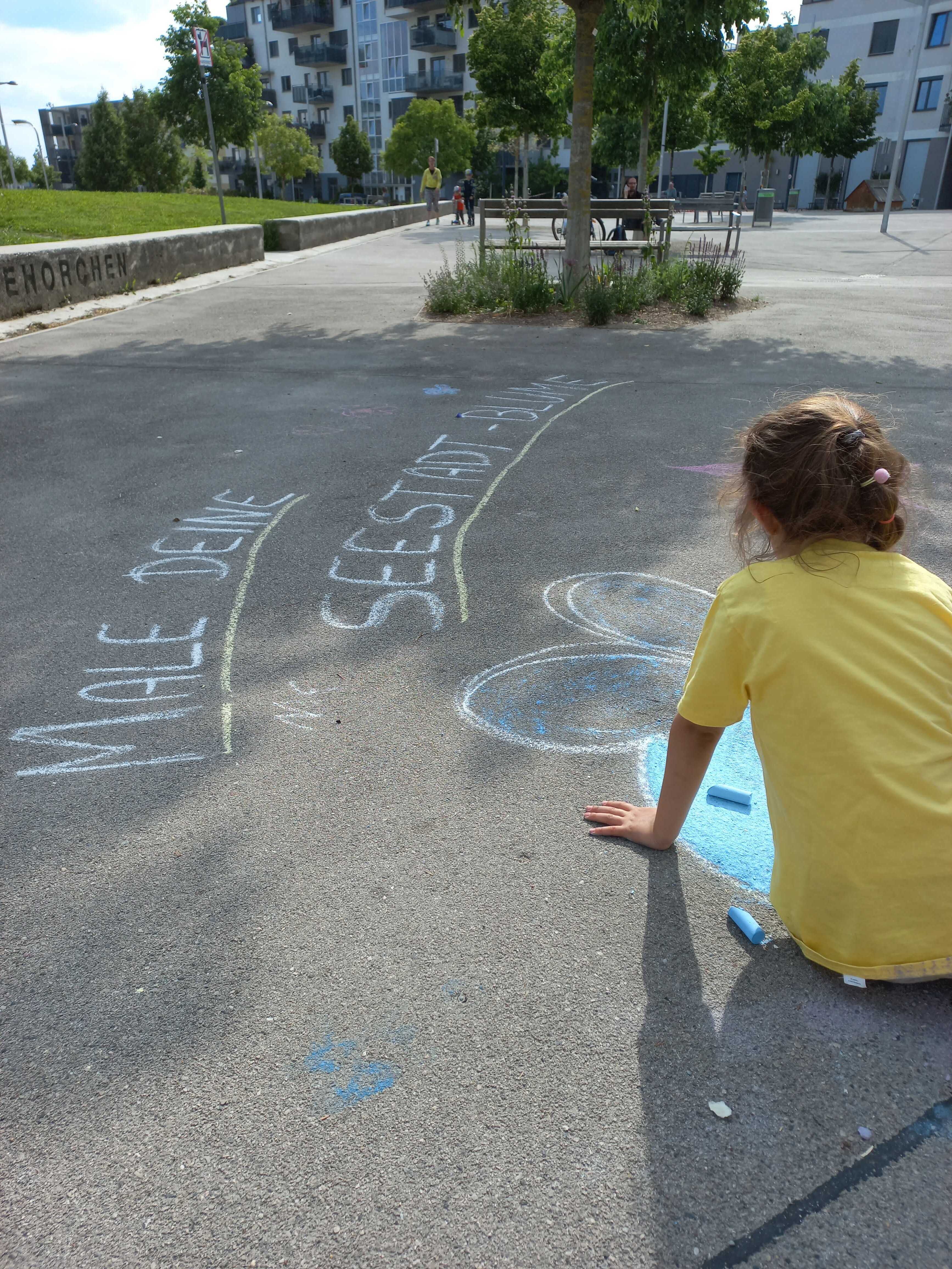 Kind malt auf Straße