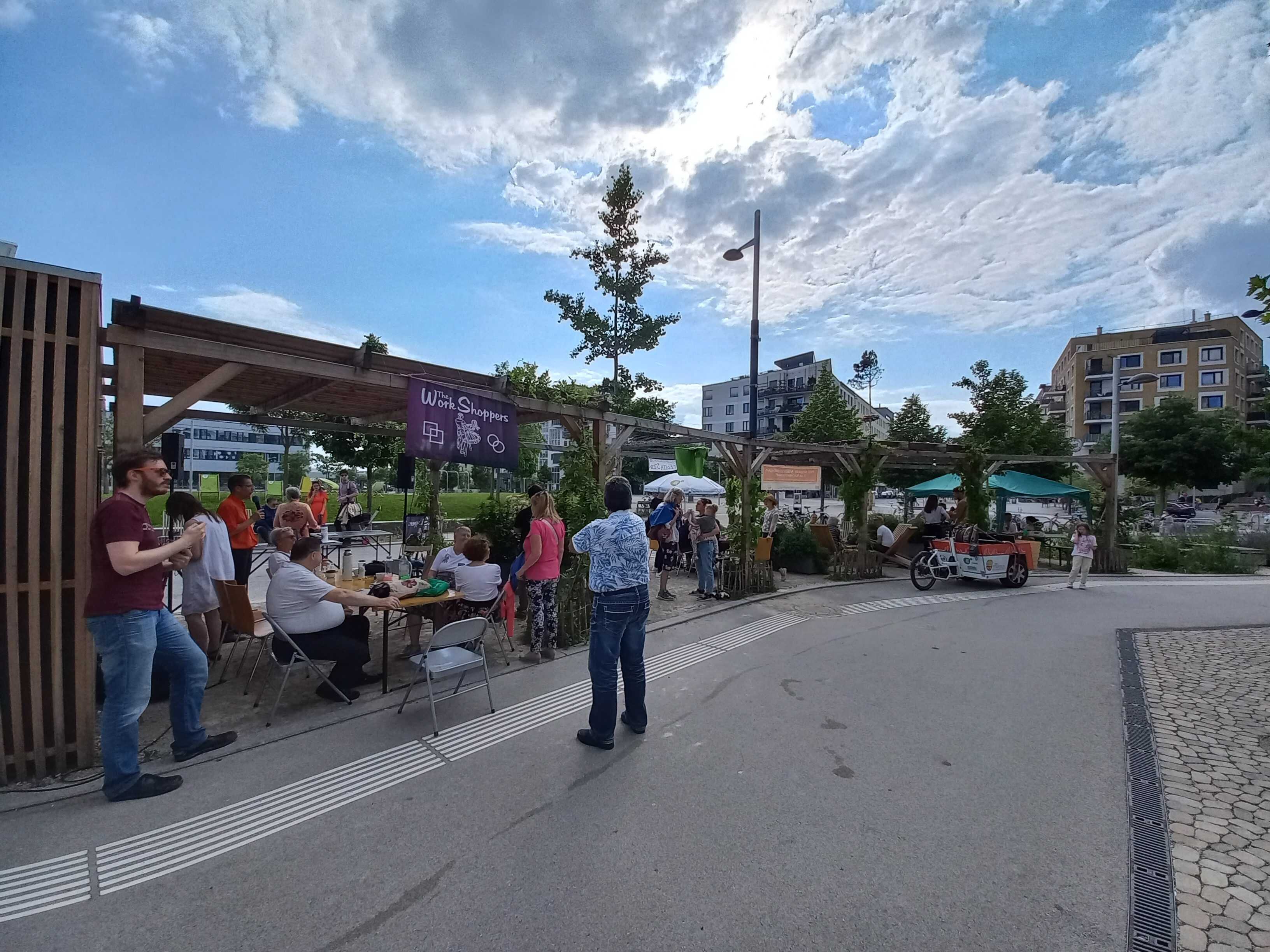 Menschen sitzen zusammen unter der Pergola