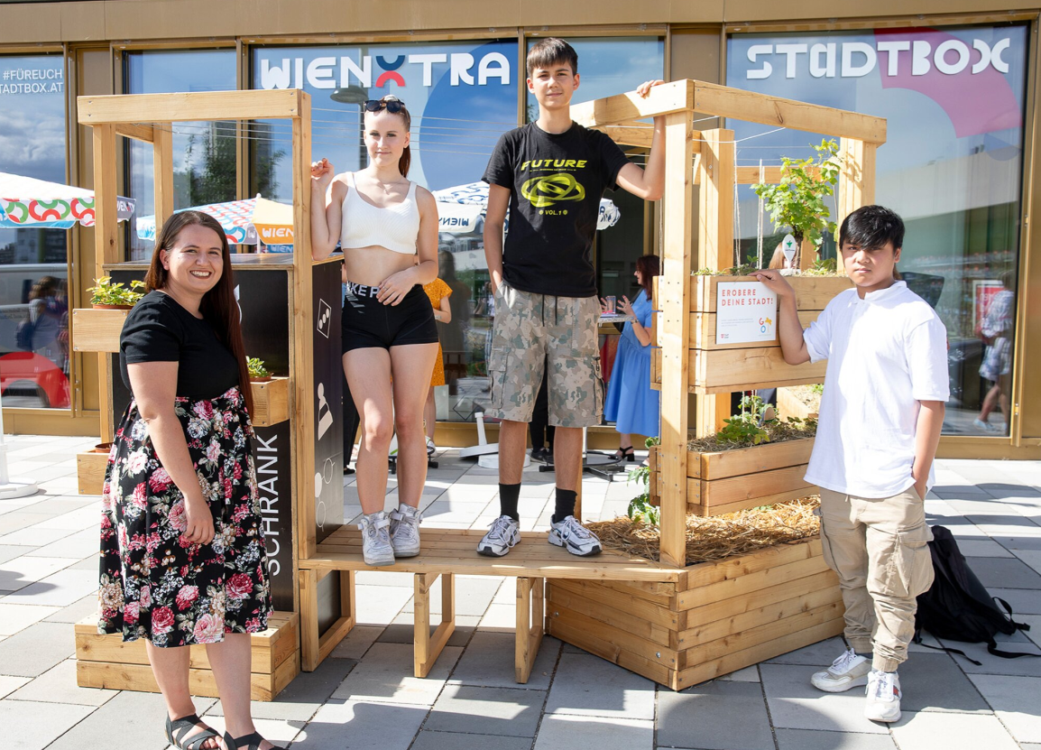 Menschen stehen auf einem Holzgerüst