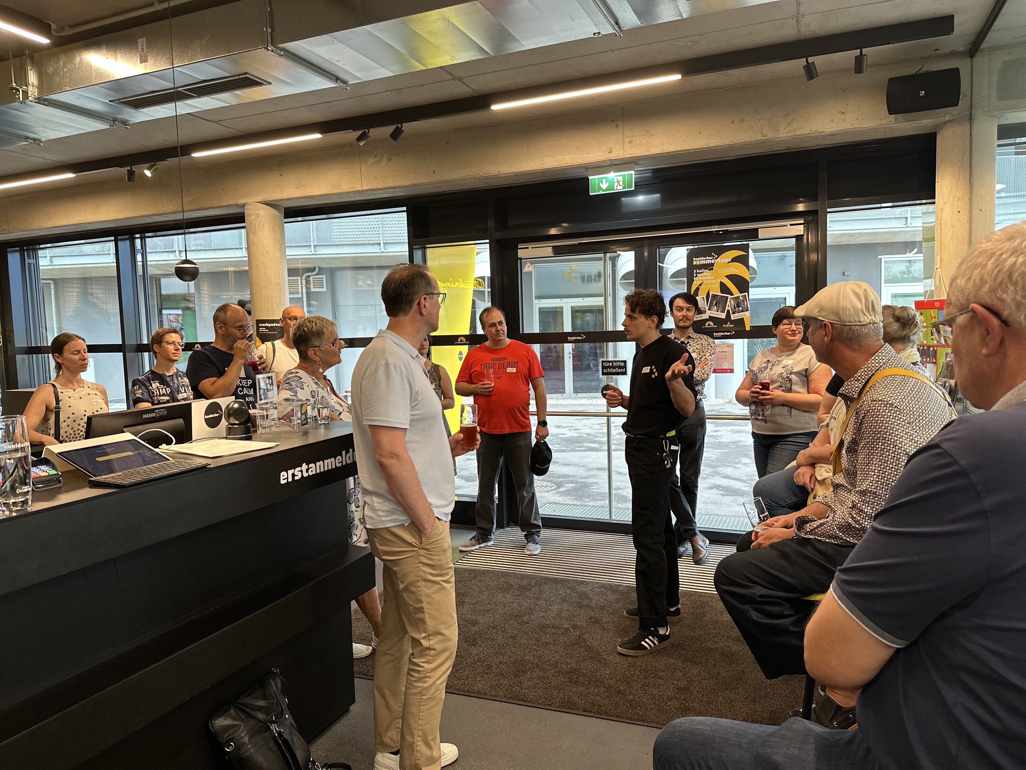 Menschen stehen im Foyer der boulderbar in der Seeestadt