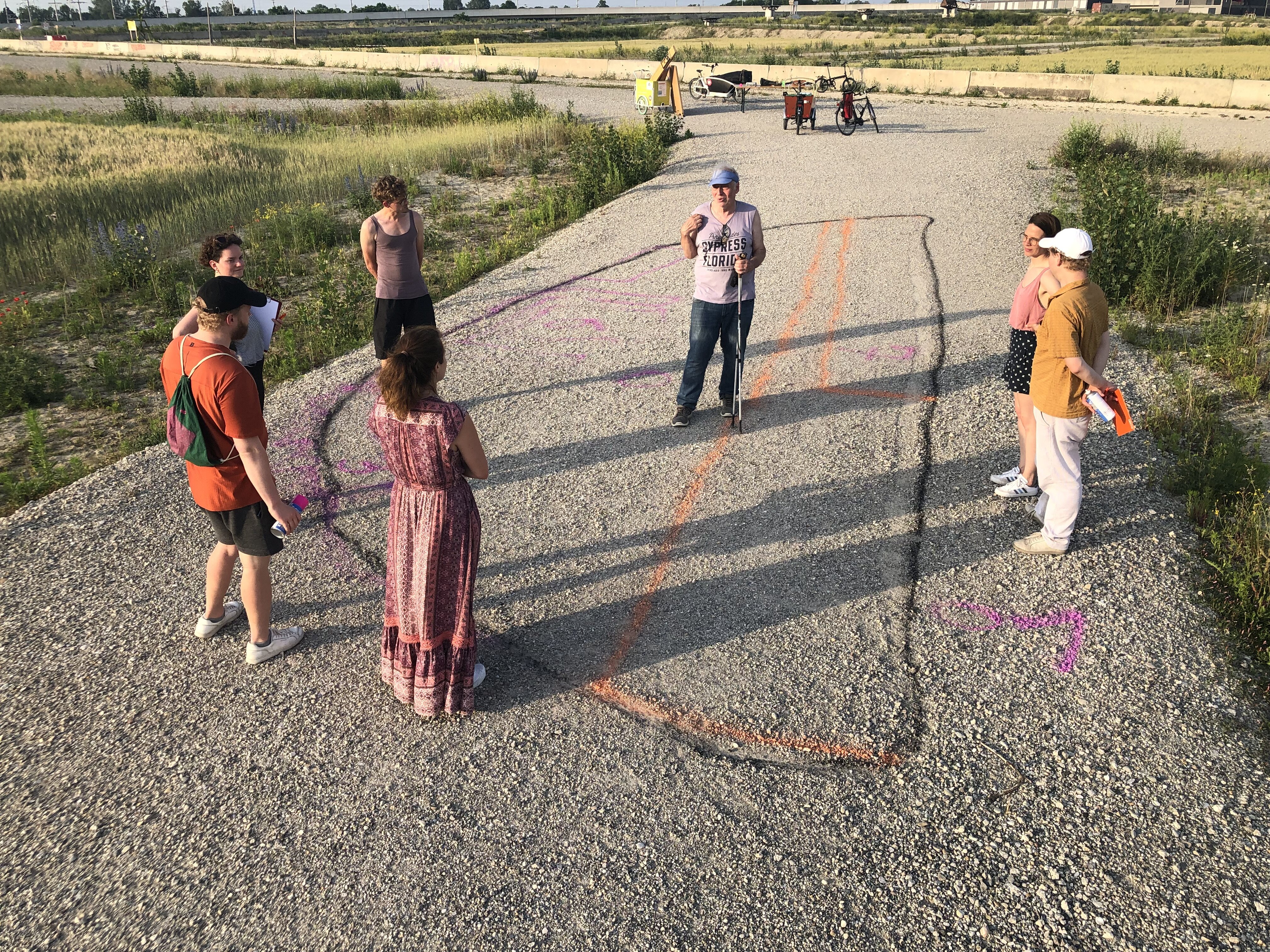 Menschen stehen auf einem Schotterweg