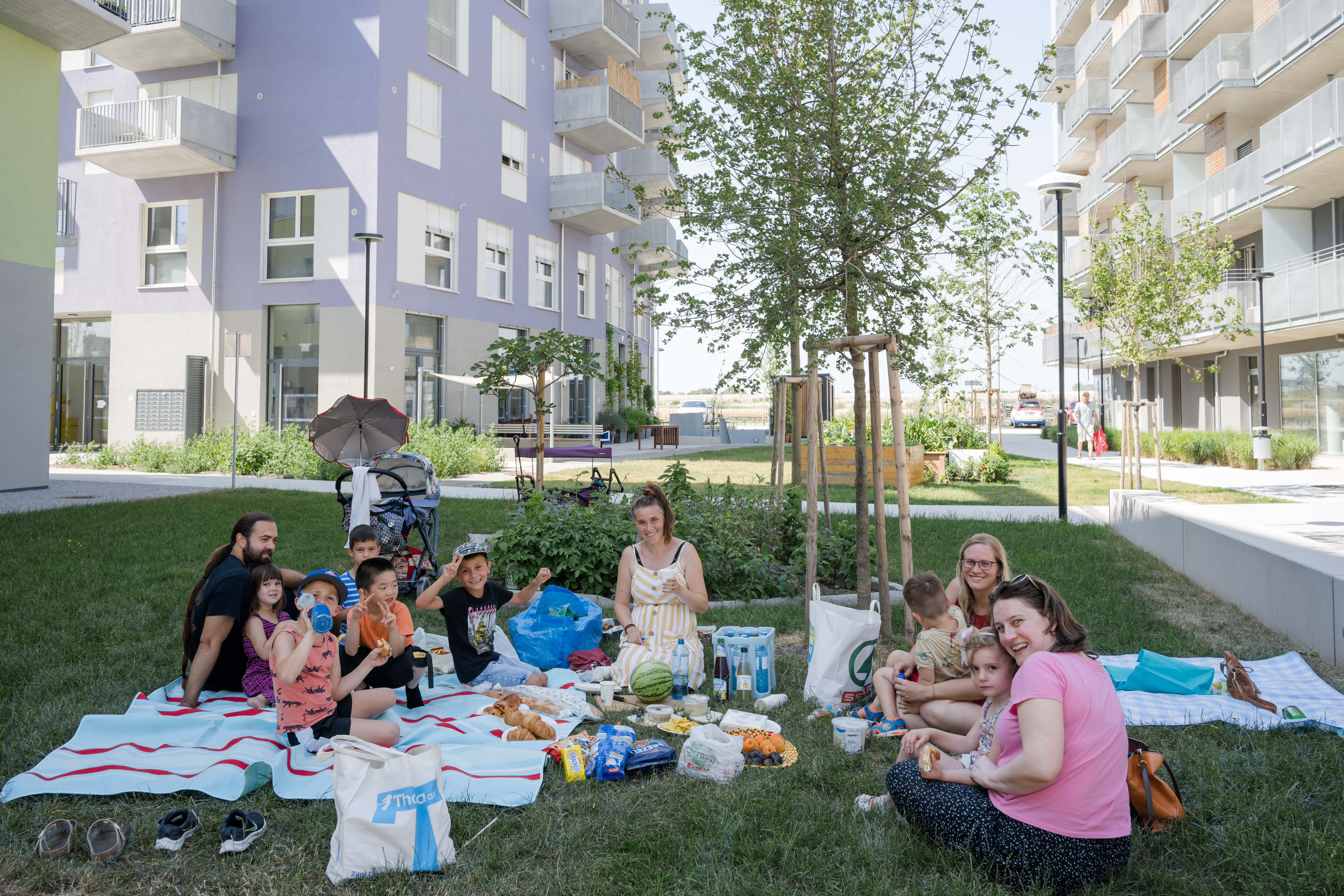 Menschen sitzen auf einer Picknickdecke in der Wiese