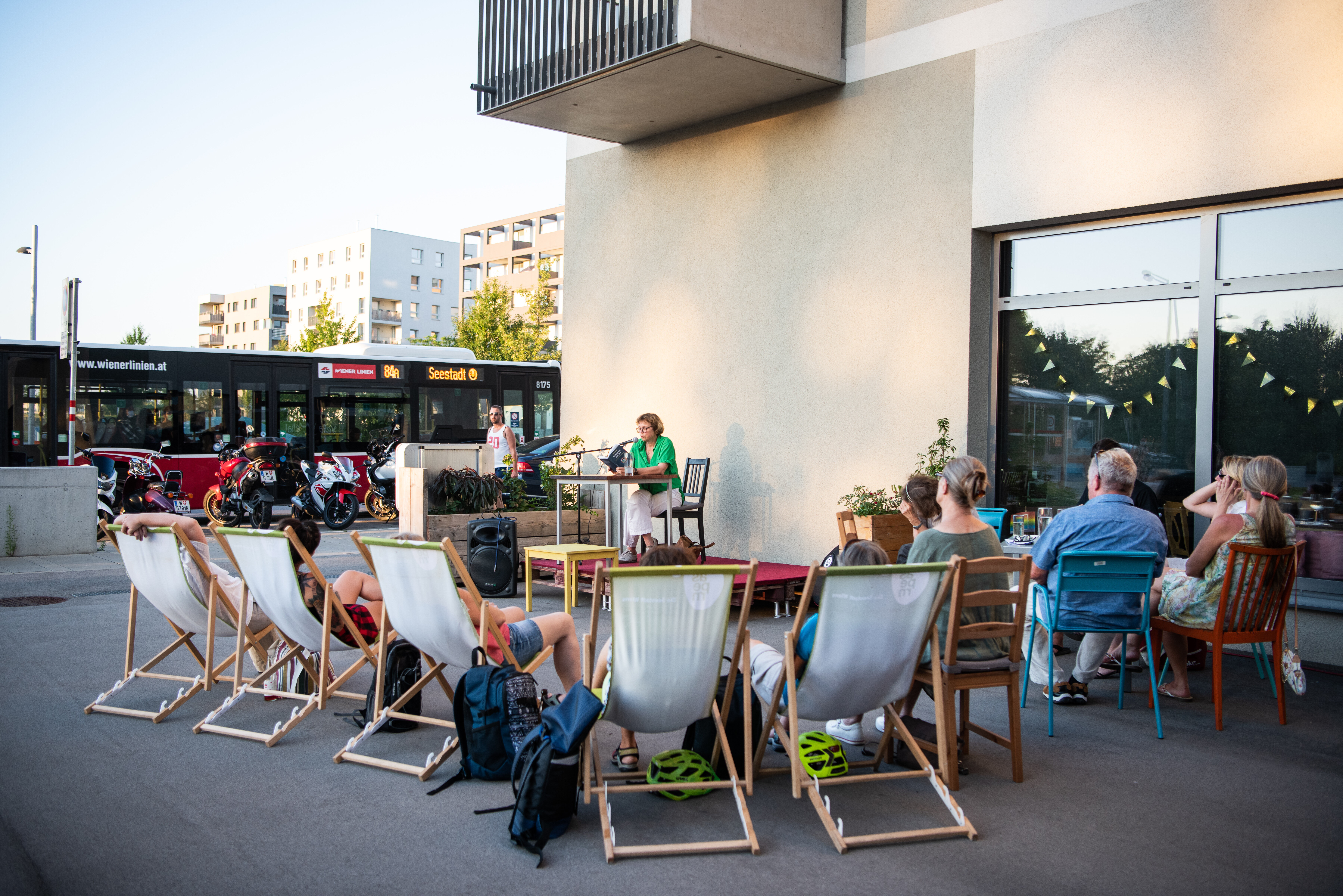 Menschen in Liegestühlen beim Geschichtenbazar