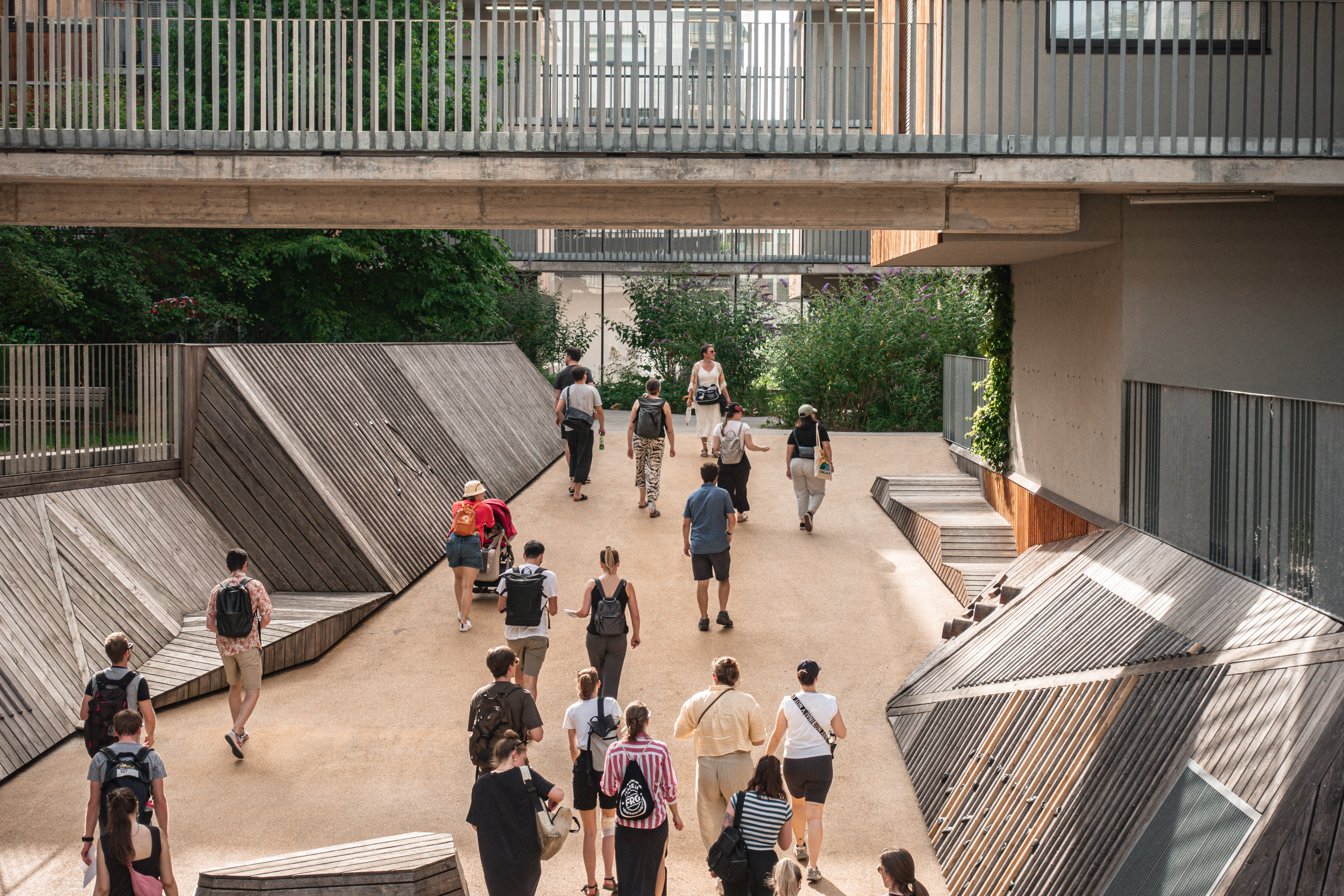 ein Innenhof in der Seestadt mit gelben Boden
