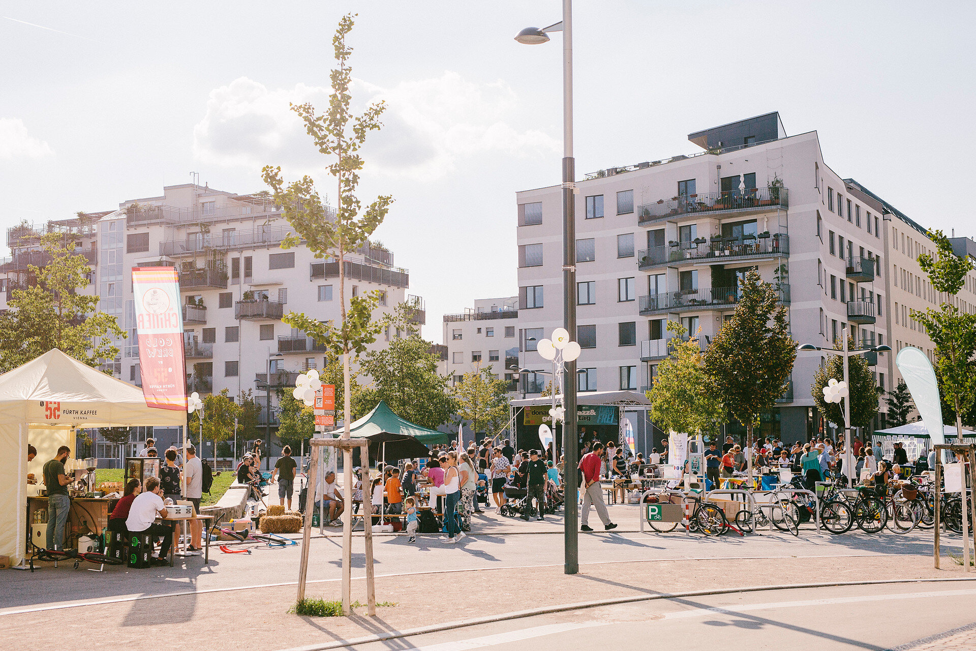 der belebte Hanna-Arendt-Platz