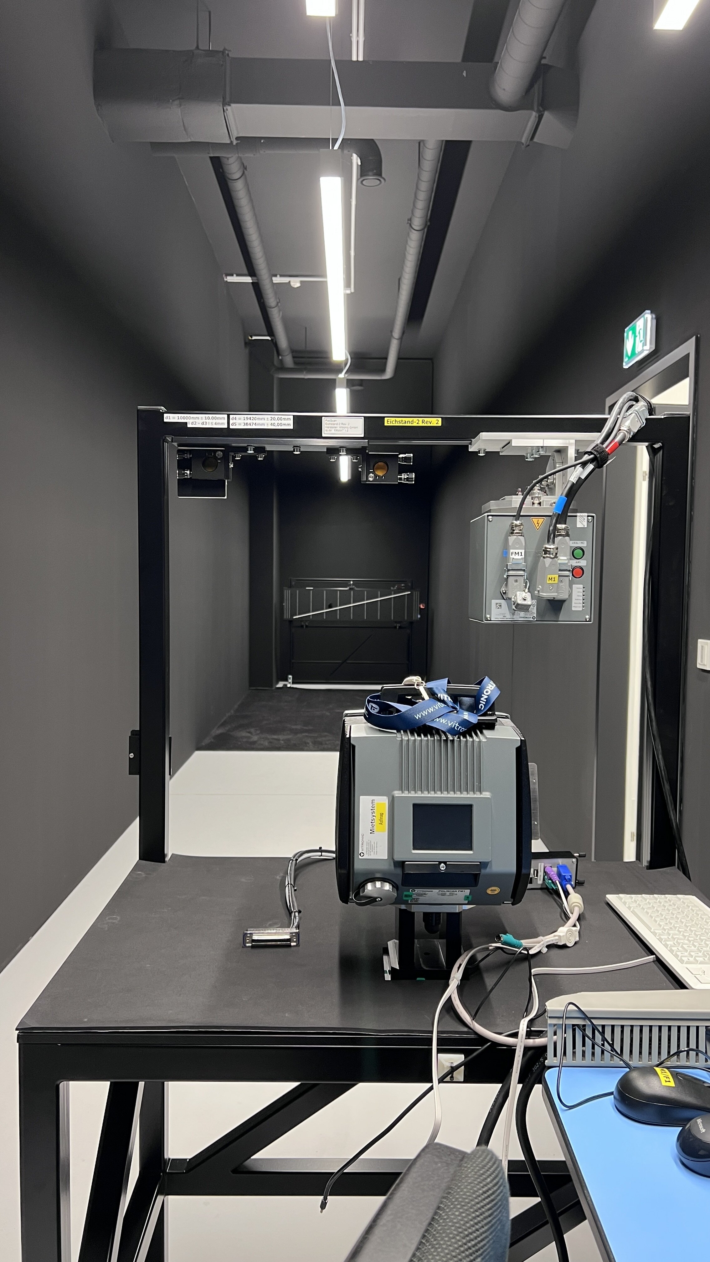 eine Kamera in einem Raum mit grauen Wänden