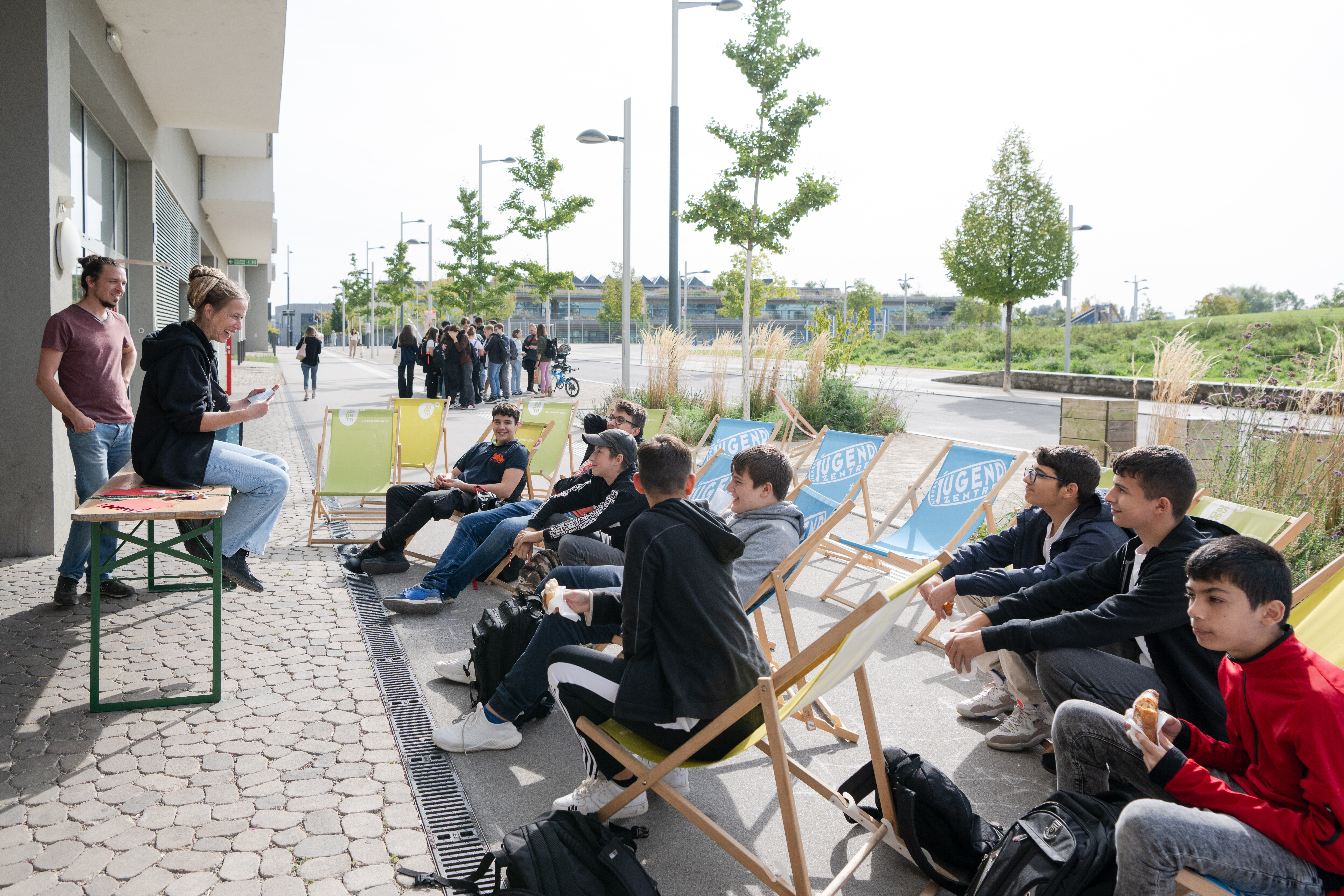 Jugendliche auf Liegestühlen