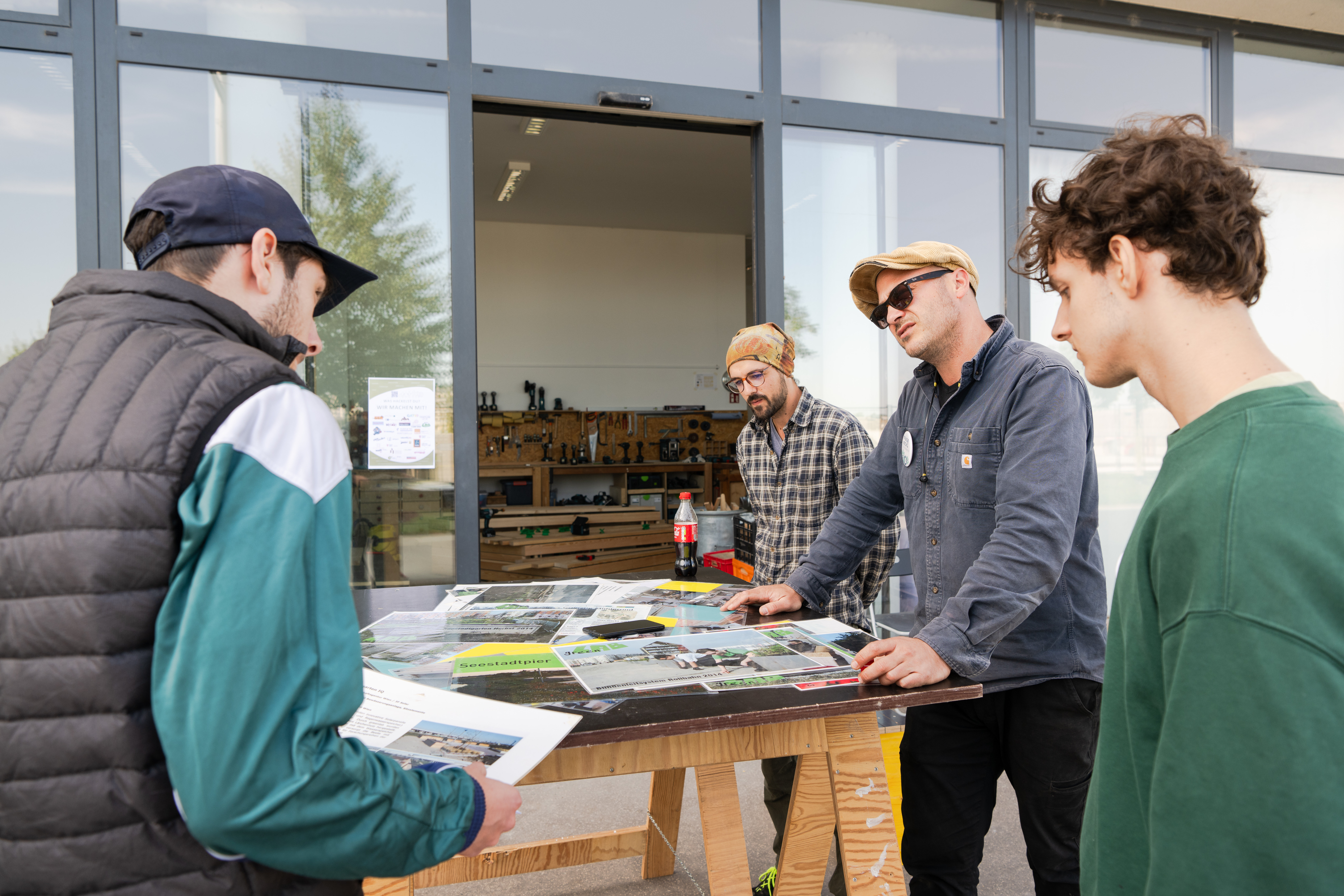 Jugendliche um einen Stehtisch