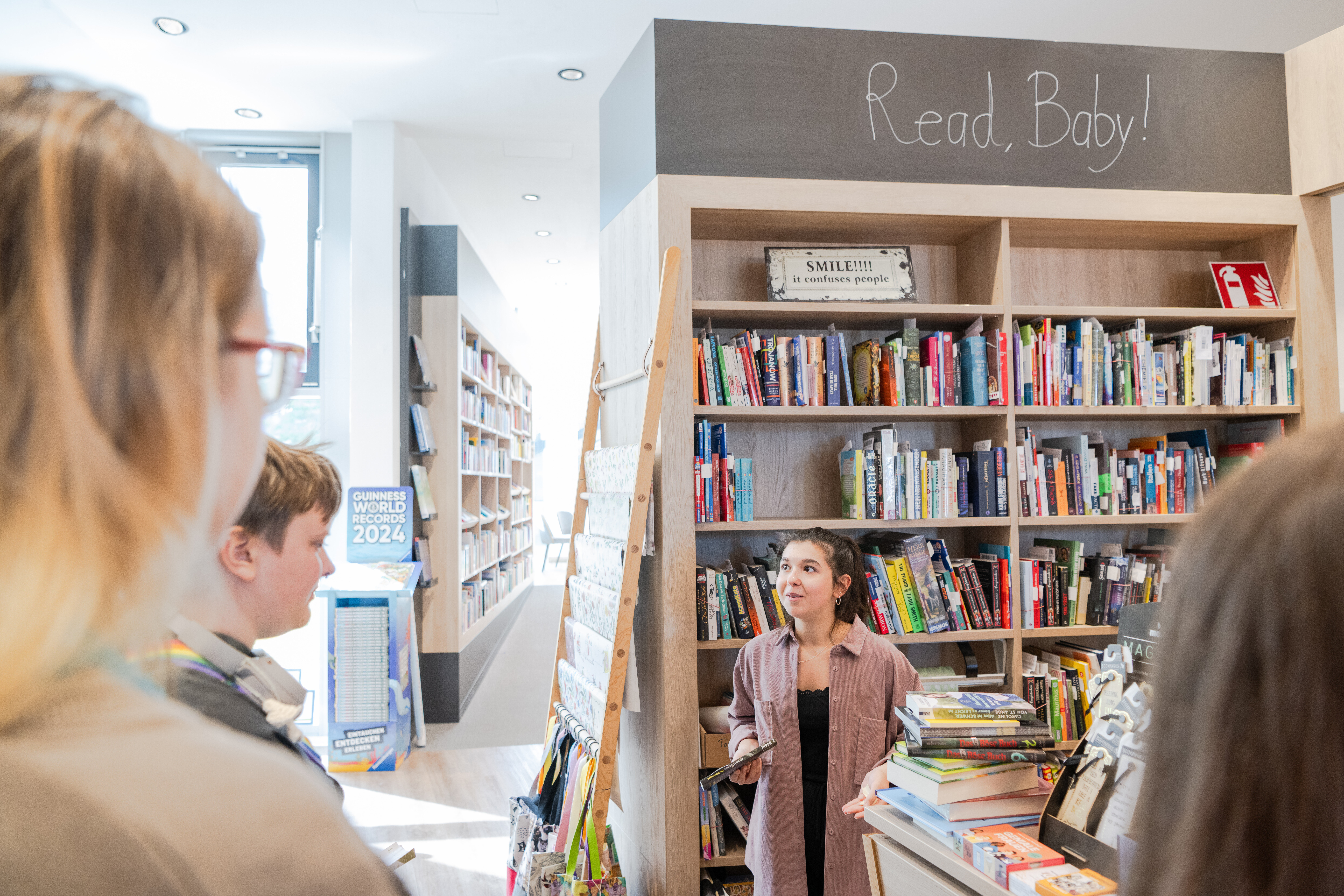 Menschen in einer Buchhandlung