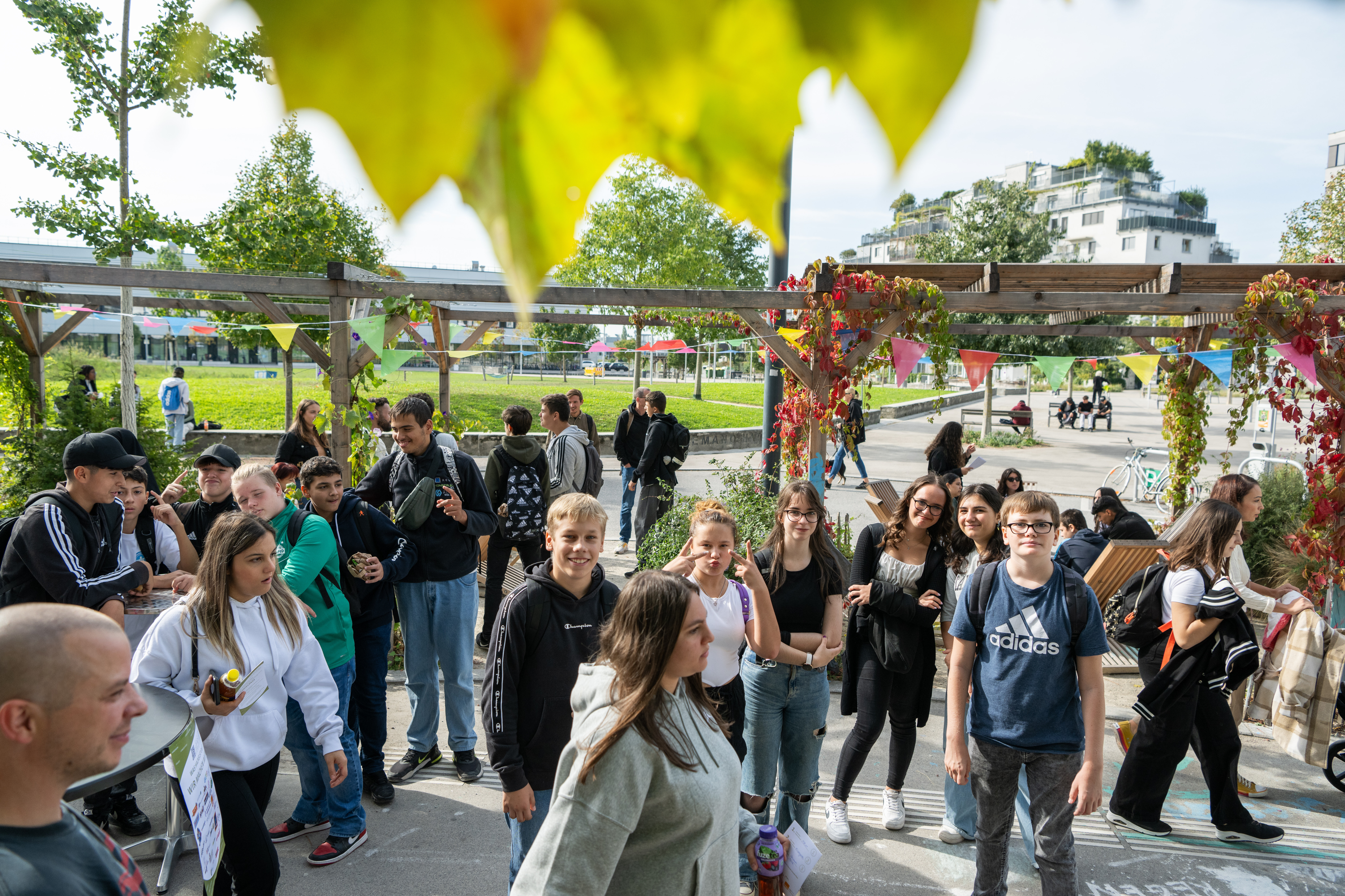 Jugendliche auf einem begrünten Platz